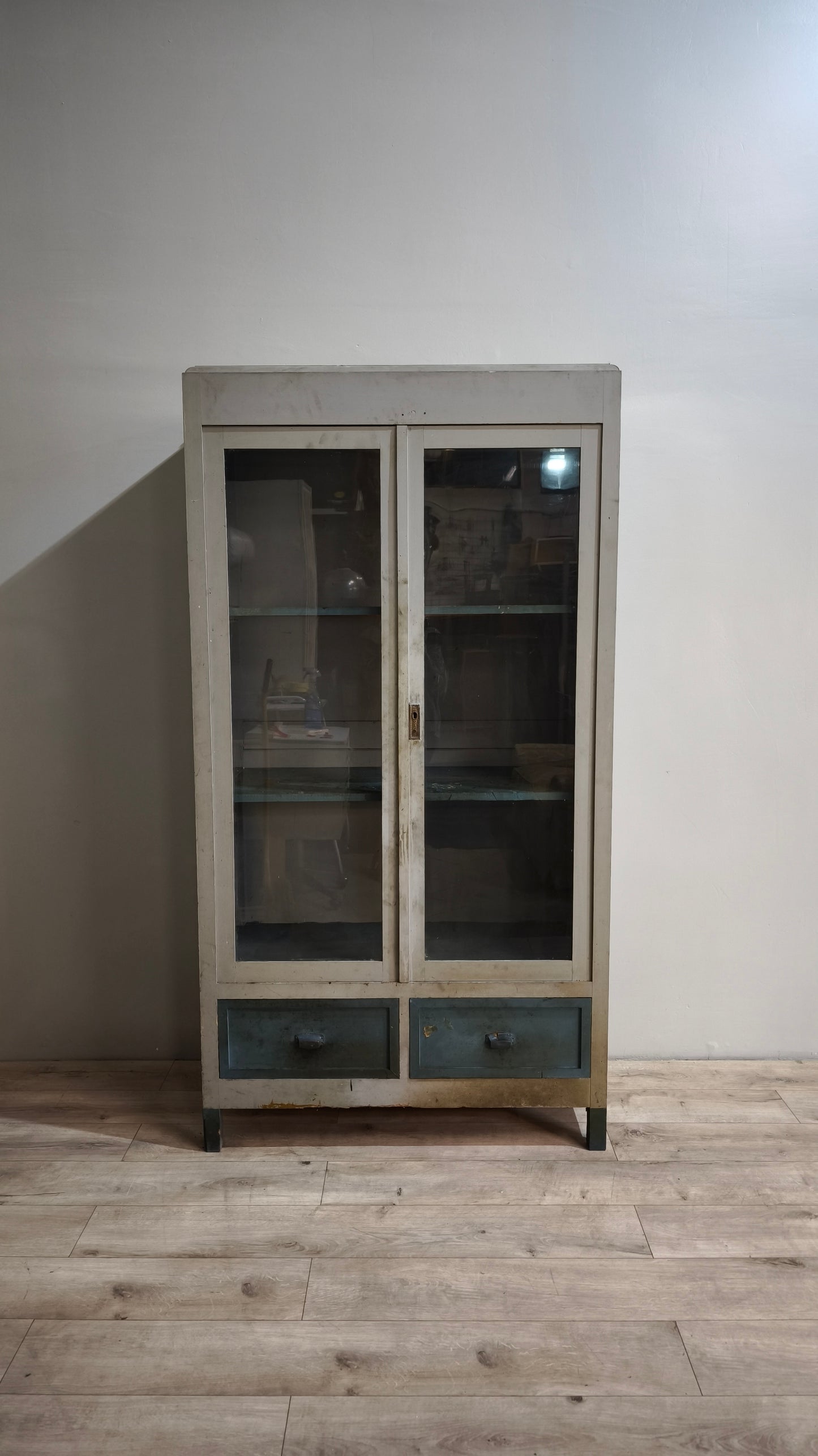 86892 Vetrina in legno due ante dipinta grigia