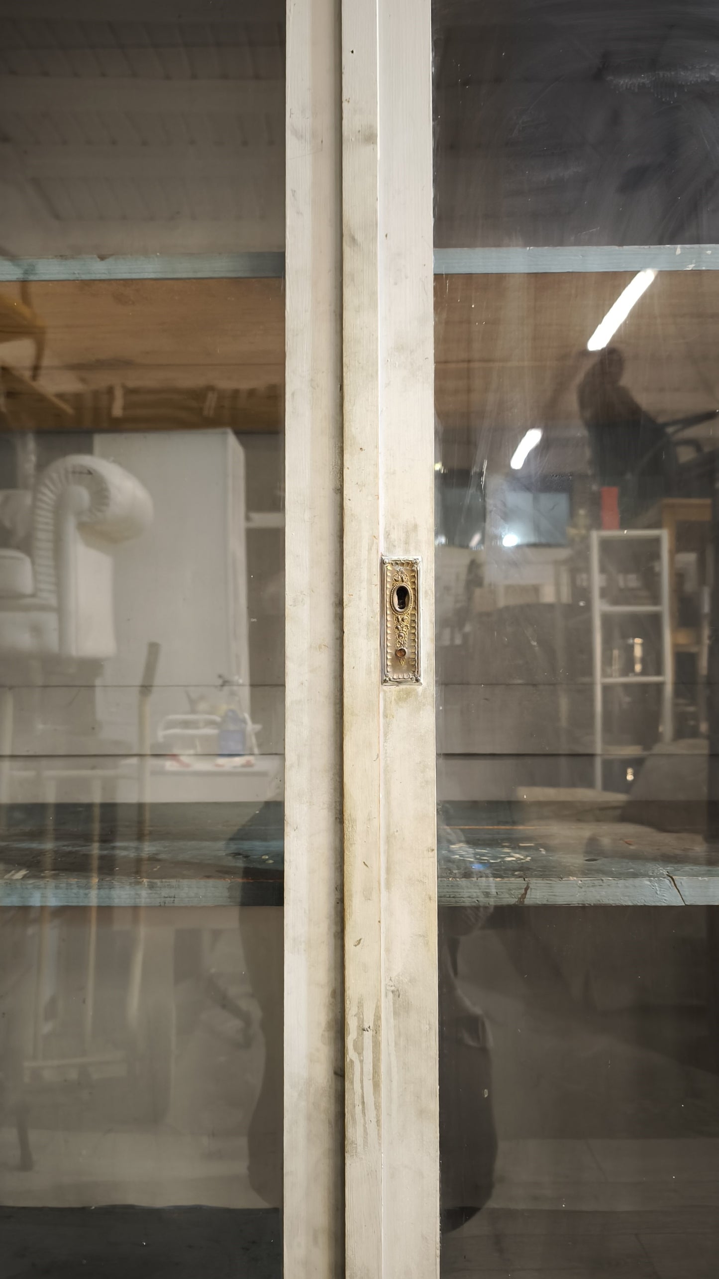 86892 Vetrina in legno due ante dipinta grigia