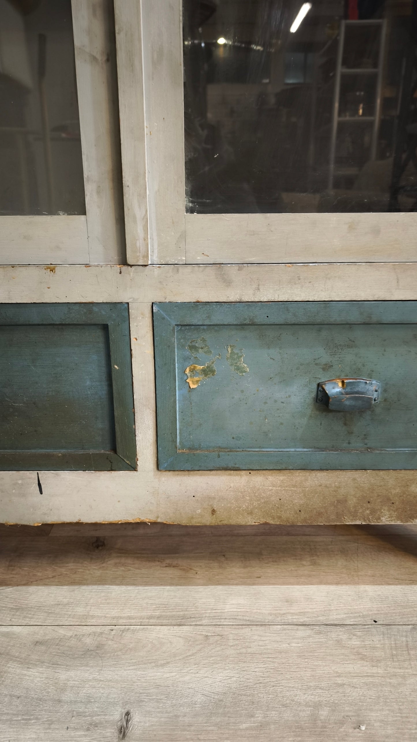 86892 Vetrina in legno due ante dipinta grigia