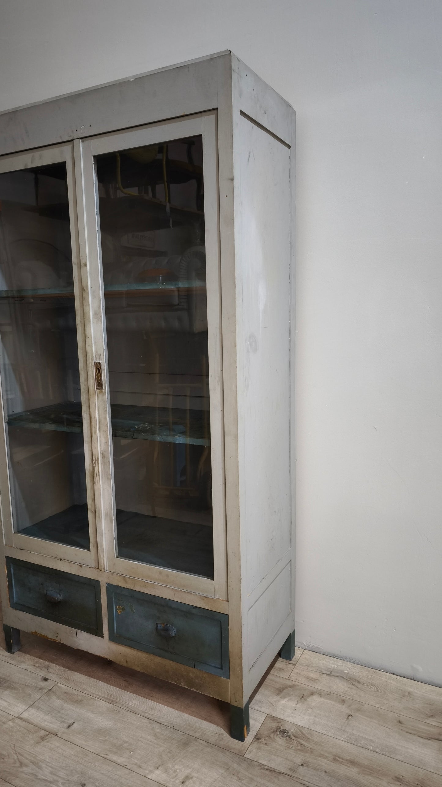 86892 Vetrina in legno due ante dipinta grigia