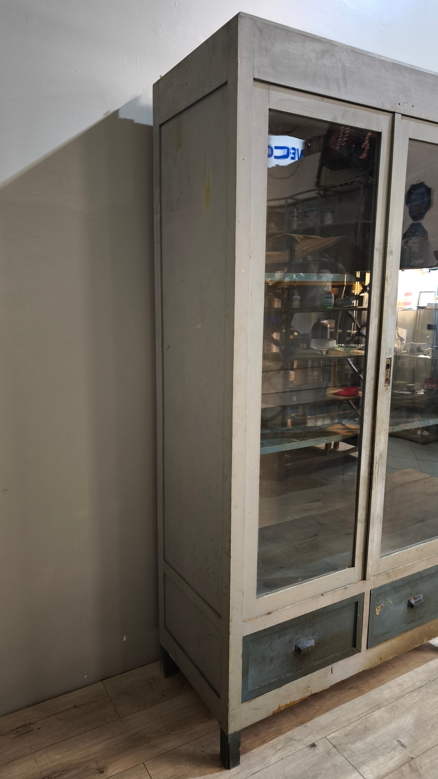 86892 Vetrina in legno due ante dipinta grigia