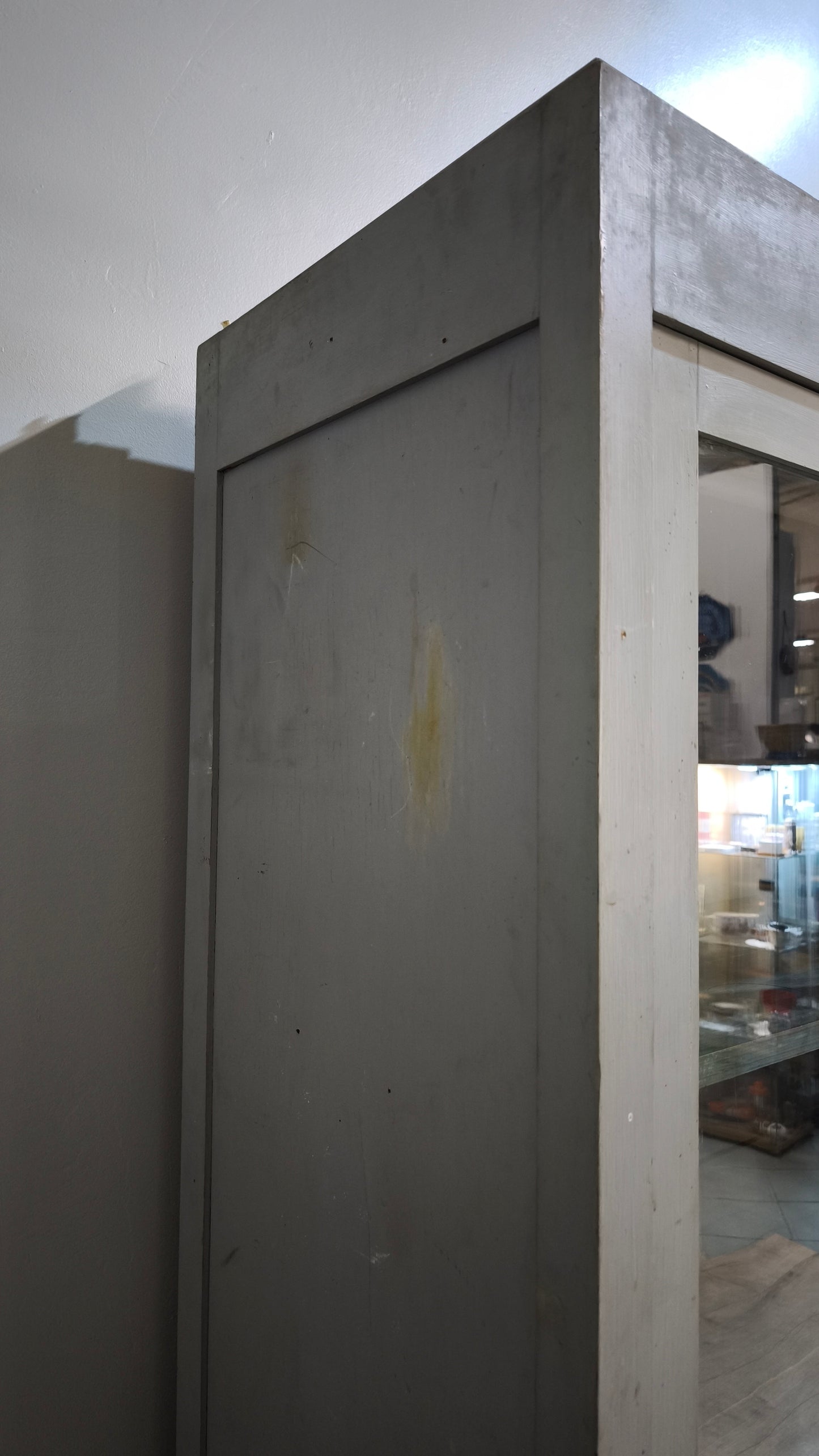 86892 Vetrina in legno due ante dipinta grigia