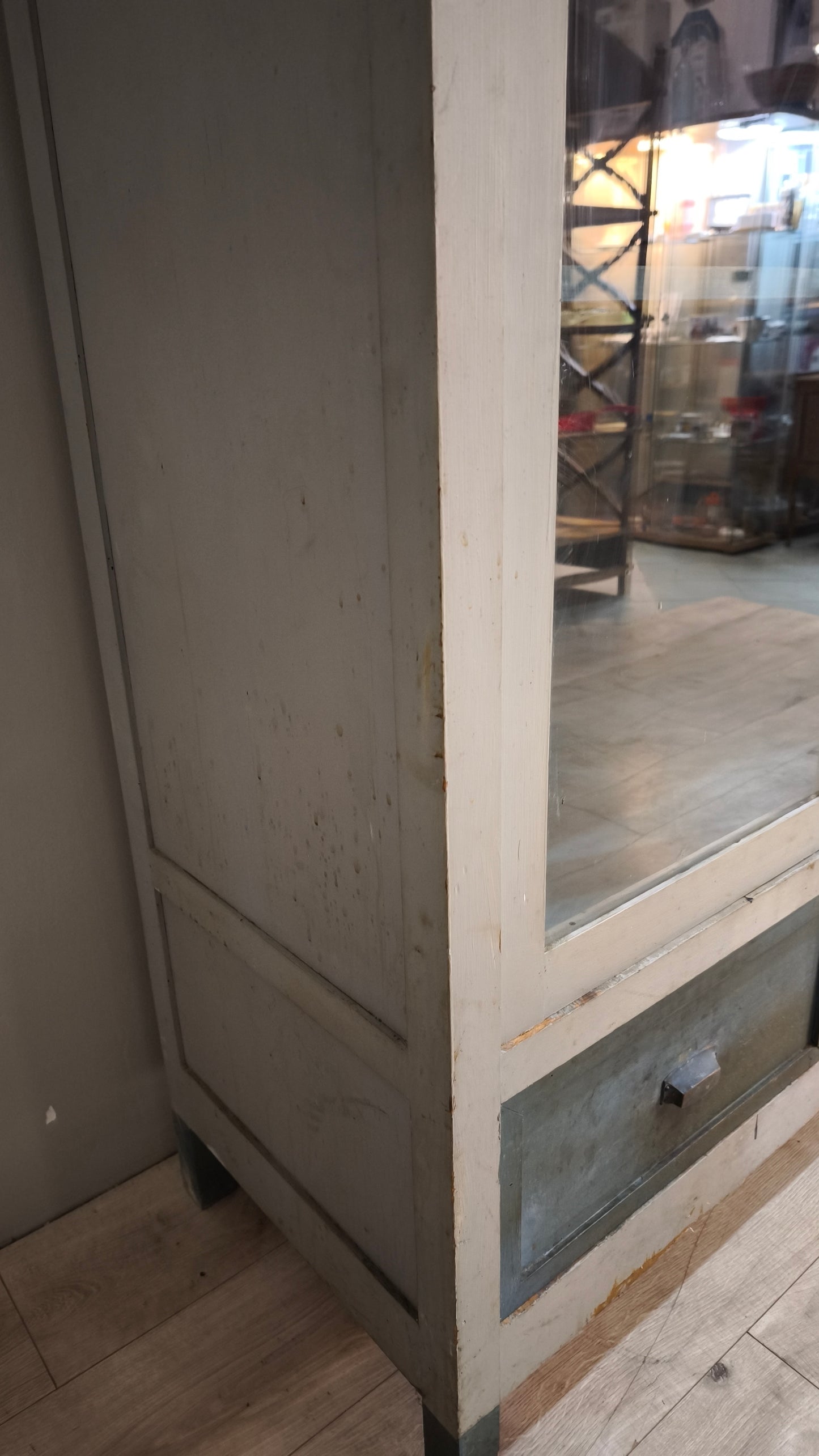 86892 Vetrina in legno due ante dipinta grigia