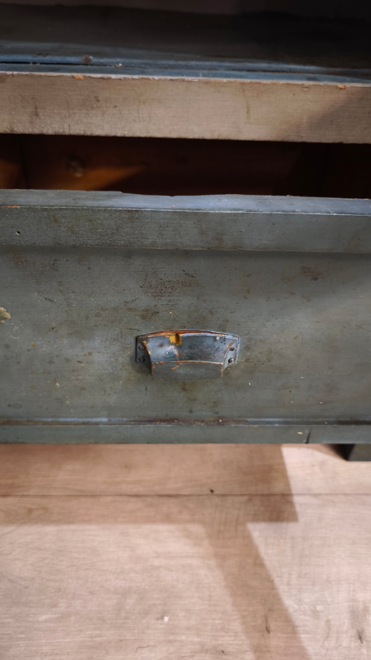 86892 Vetrina in legno due ante dipinta grigia