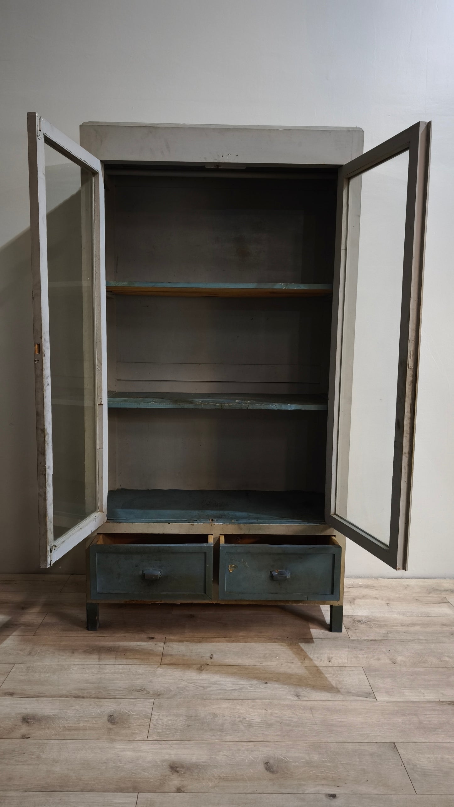 86892 Vetrina in legno due ante dipinta grigia