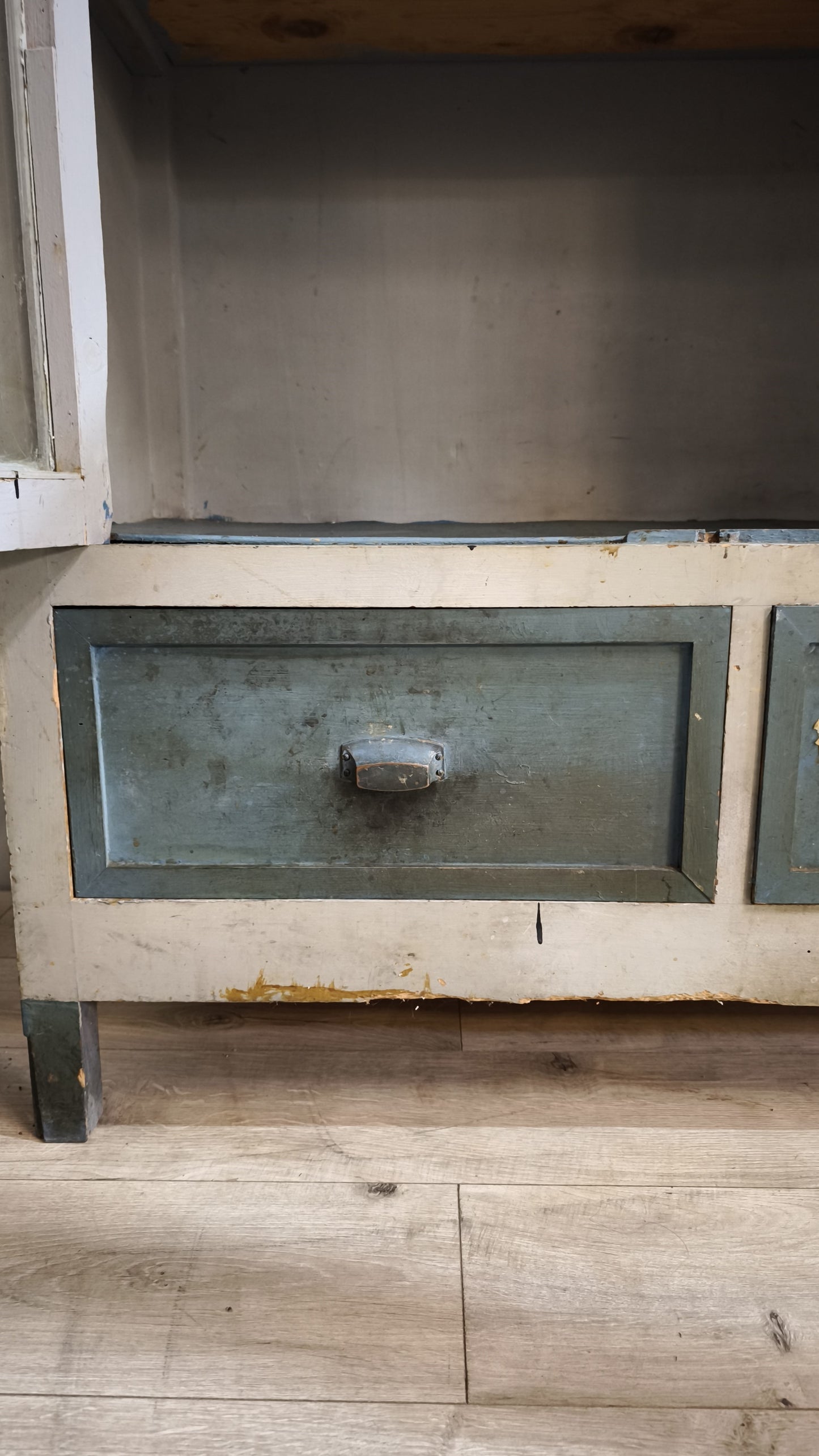 86892 Vetrina in legno due ante dipinta grigia