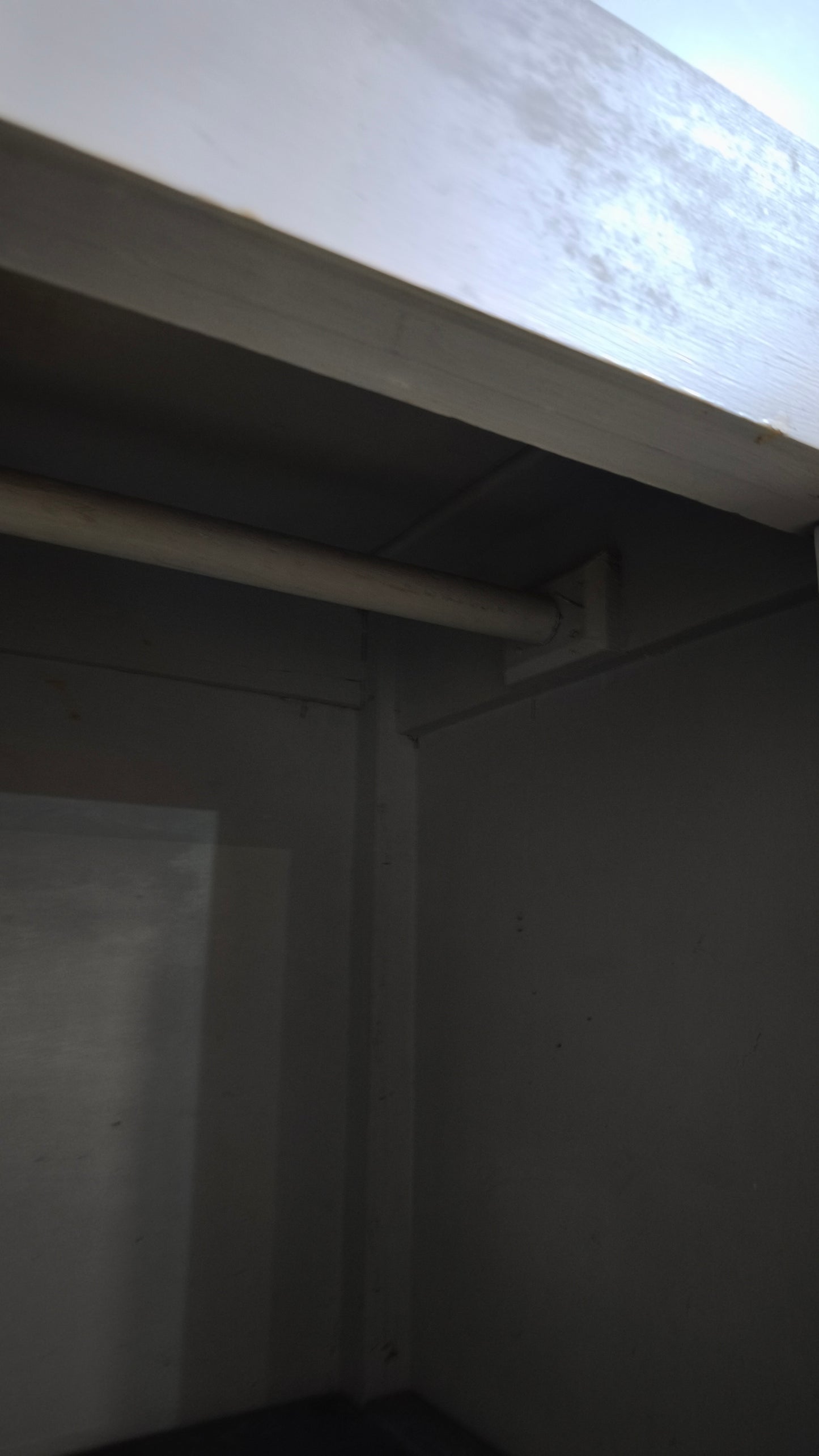 86892 Vetrina in legno due ante dipinta grigia