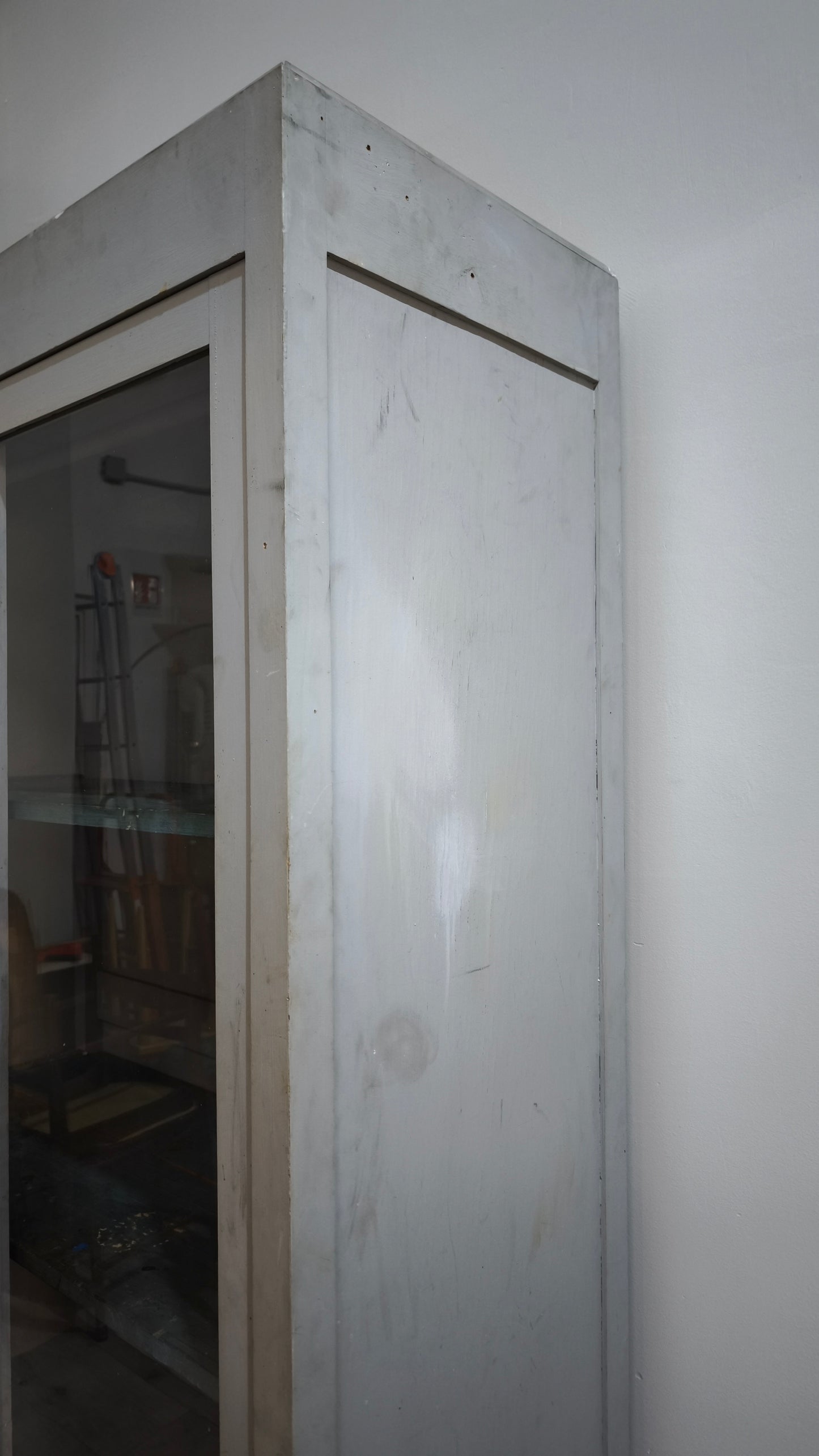 86892 Vetrina in legno due ante dipinta grigia