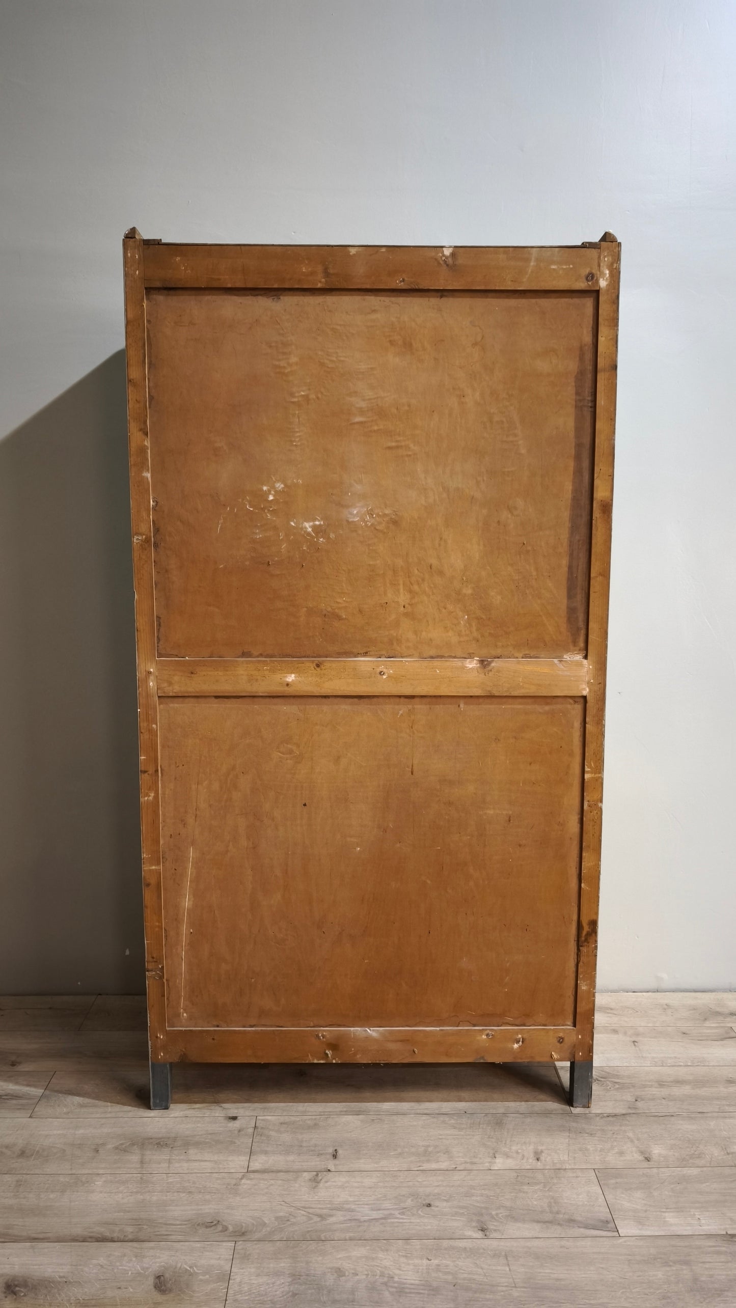 86892 Vetrina in legno due ante dipinta grigia