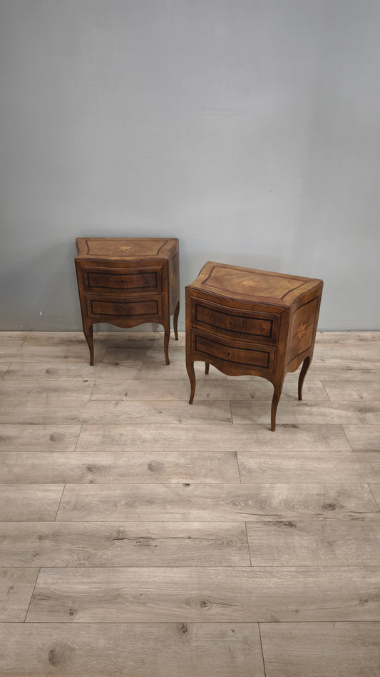 87062 Coppia di comodini in legno intarsiato