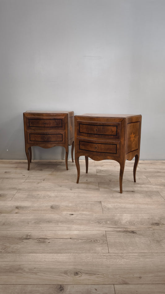 87062 Coppia di comodini in legno intarsiato