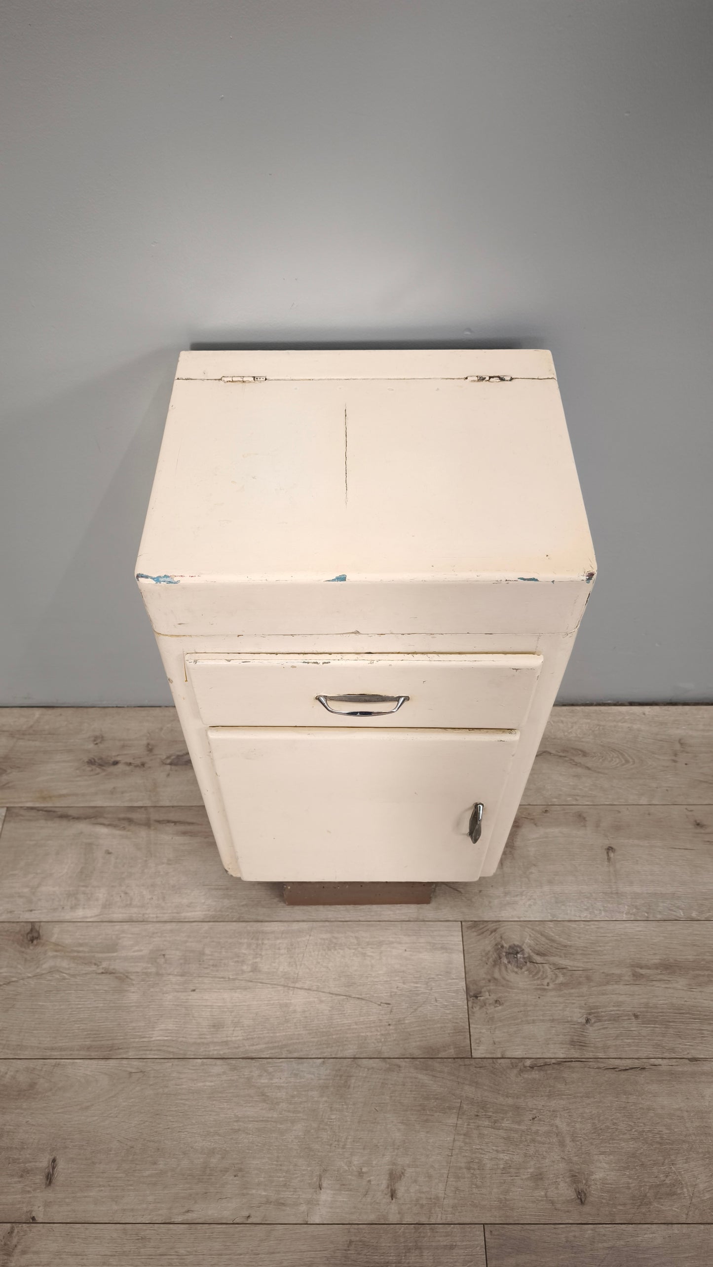 86869 Mobile battilardo bianco anni '50