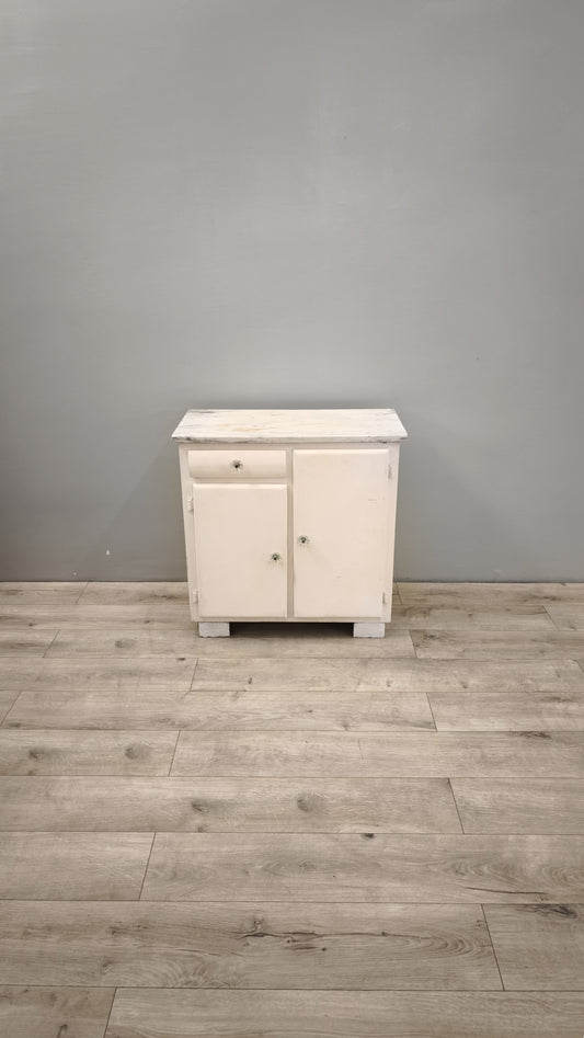 86871 Credenzina bassa anni '50 bianca con piano in marmo