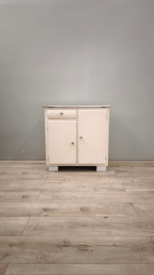 86871 Credenzina bassa anni '50 bianca con piano in marmo