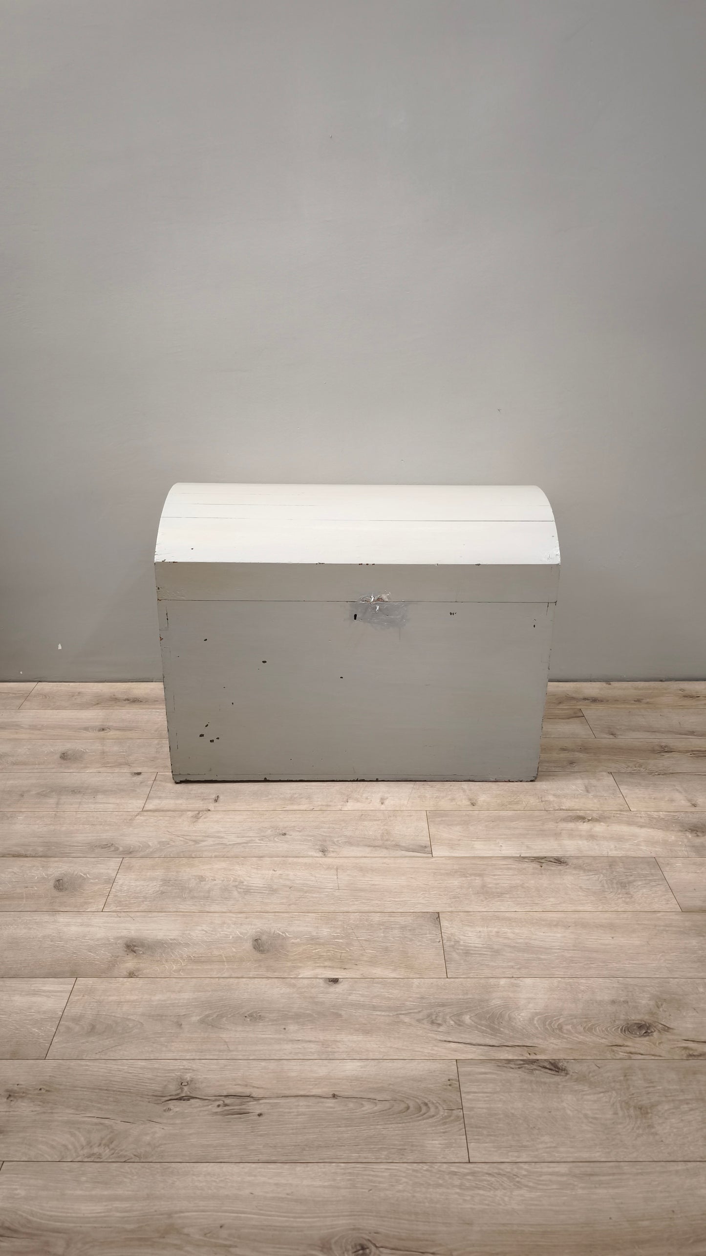 87074 Baule bombato in legno dipinto color salvia
