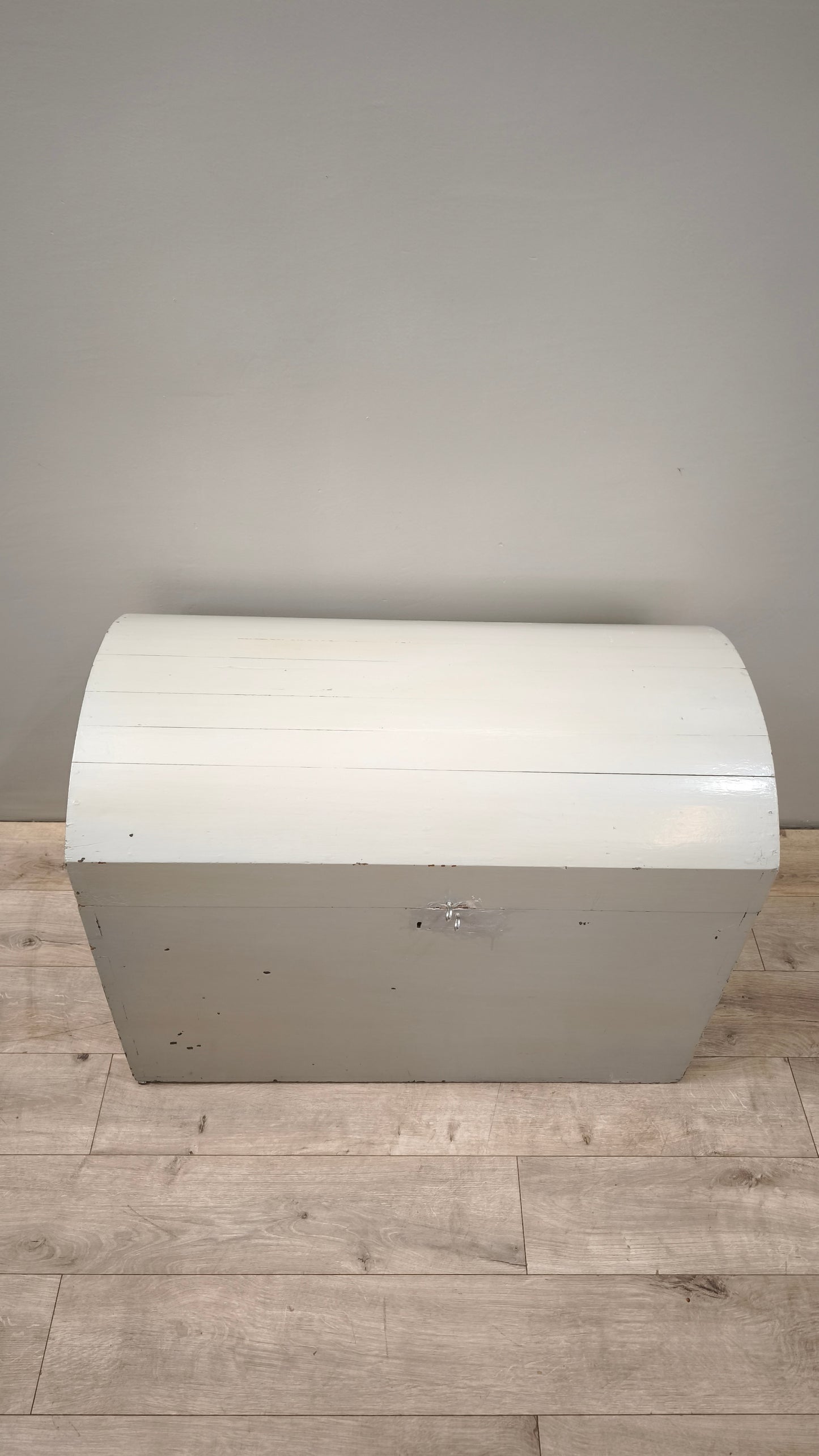 87074 Baule bombato in legno dipinto color salvia