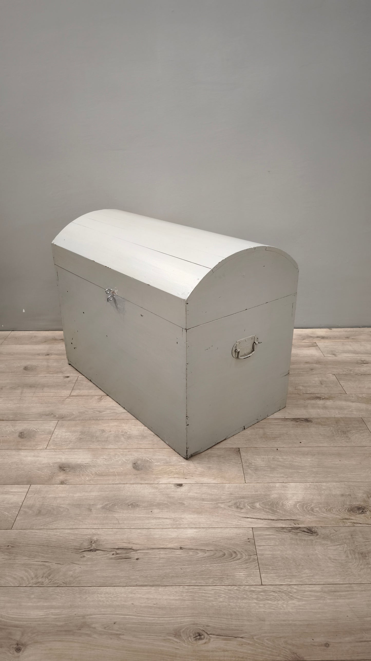87074 Baule bombato in legno dipinto color salvia