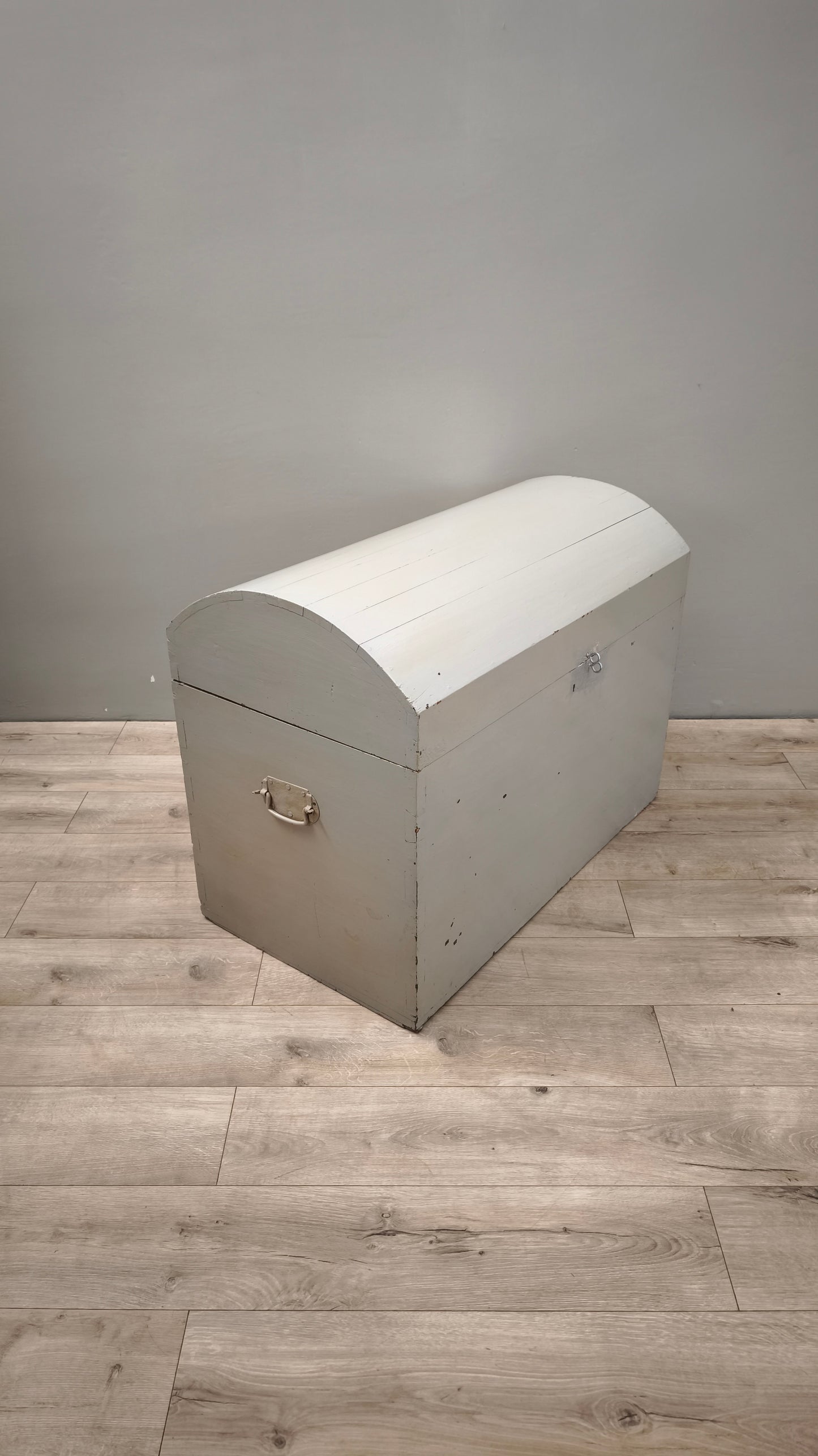 87074 Baule bombato in legno dipinto color salvia