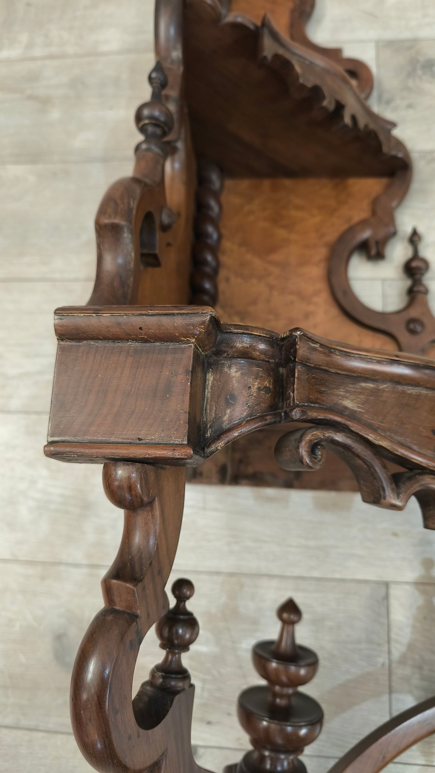 87082 Angoliera pensile in legno di noce
