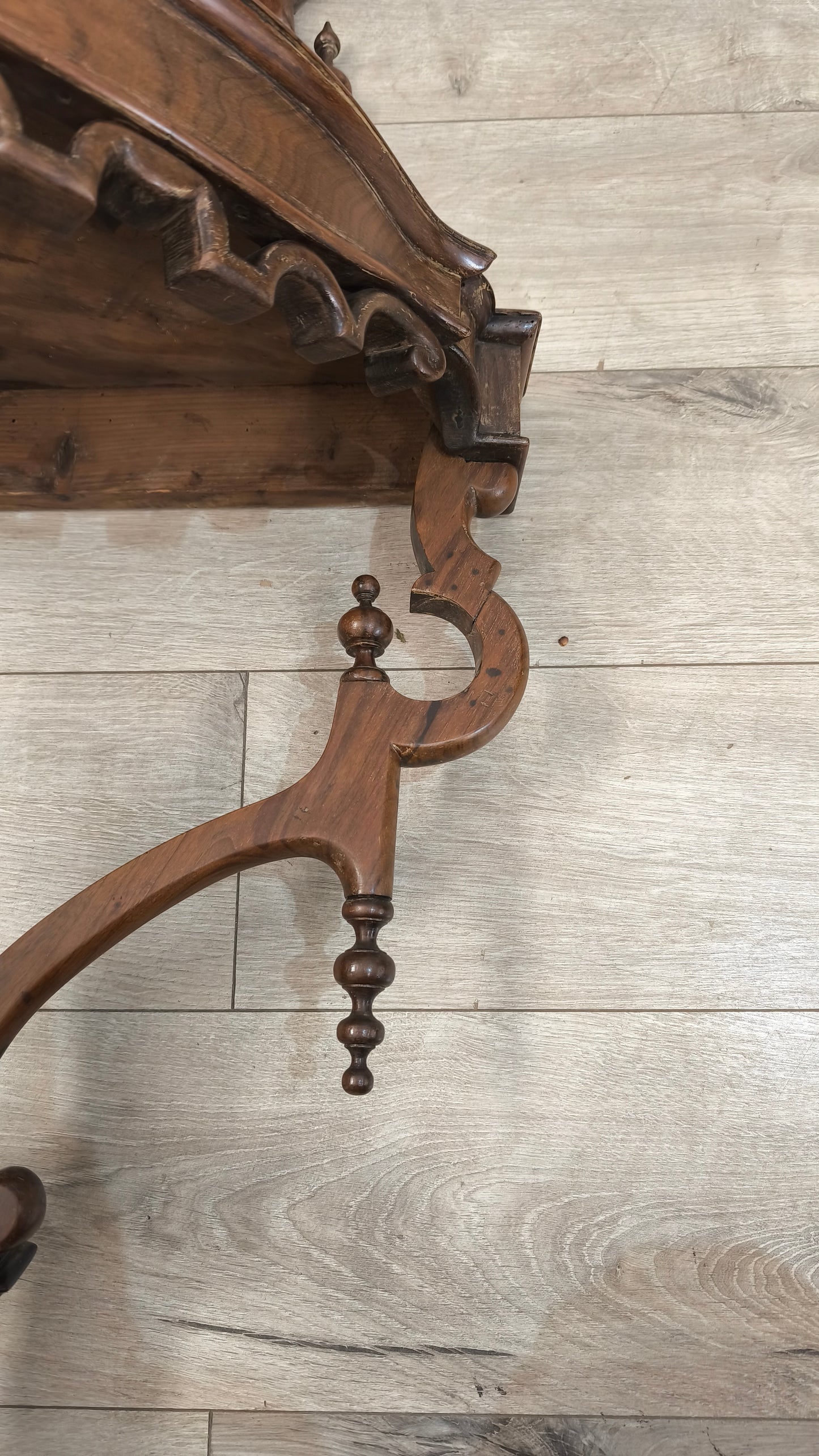 87082 Angoliera pensile in legno di noce