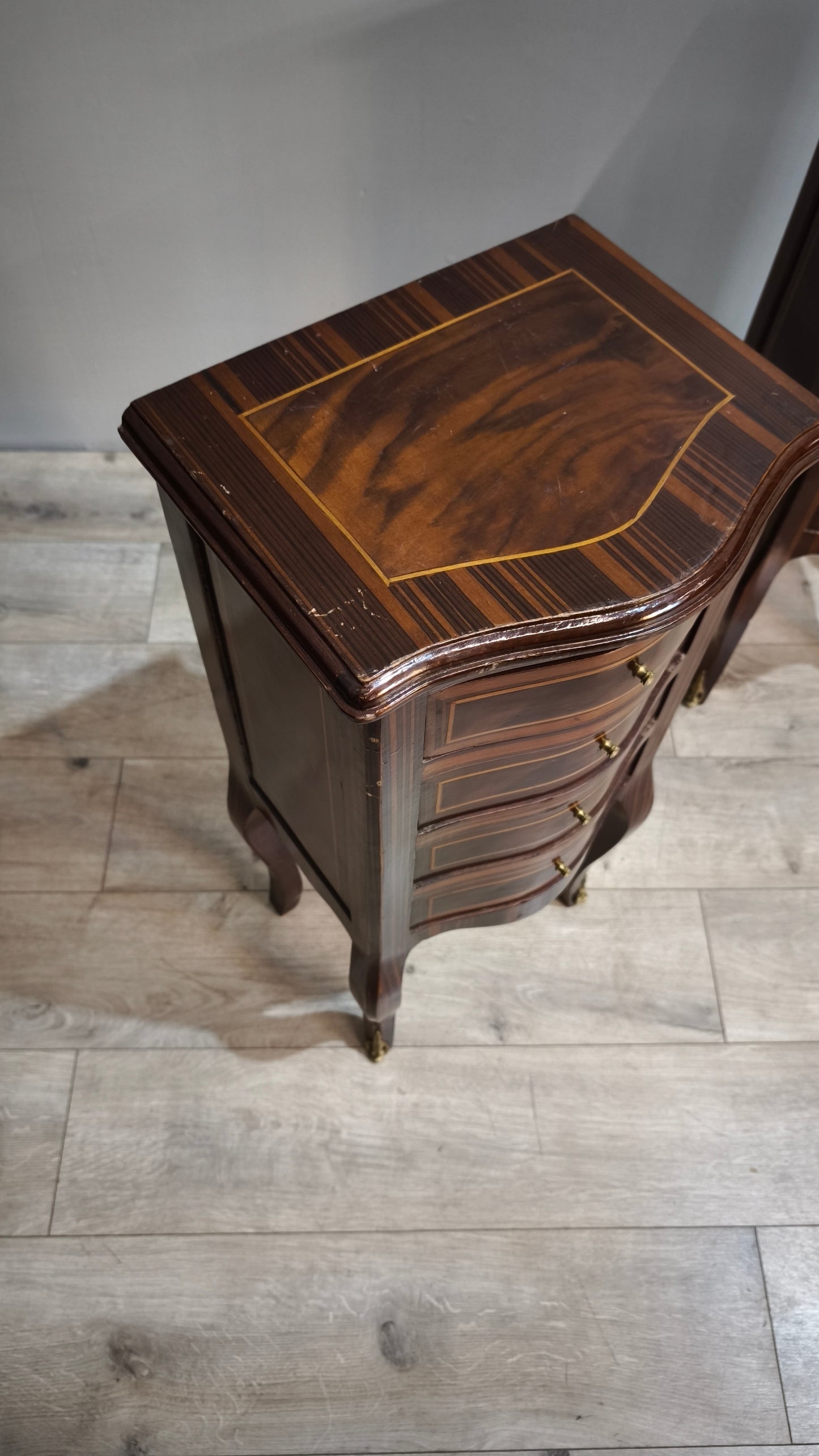 87093 Coppia di comodini con quattro cassetti e gambe a sciabola