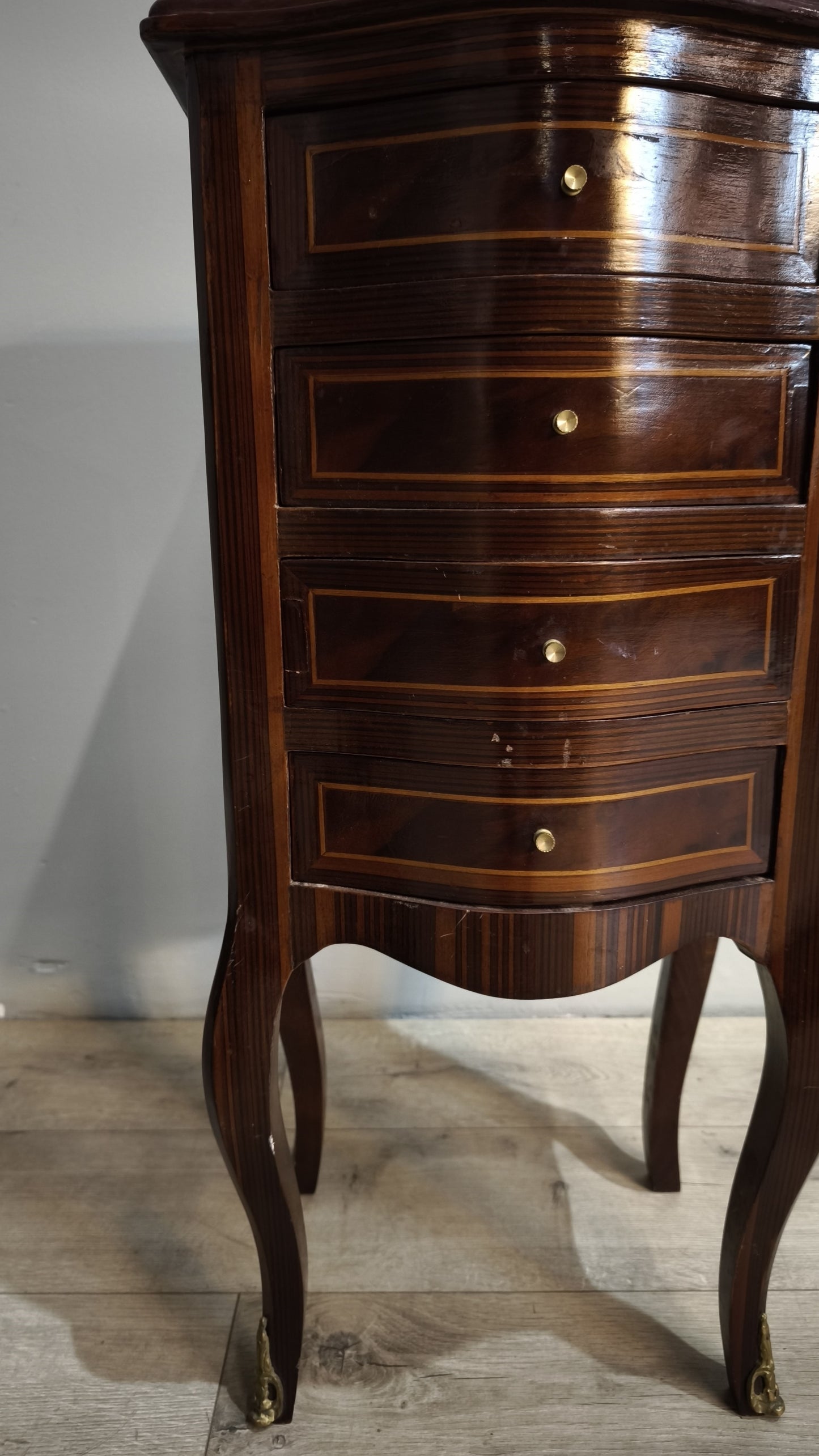 87093 Coppia di comodini con quattro cassetti e gambe a sciabola