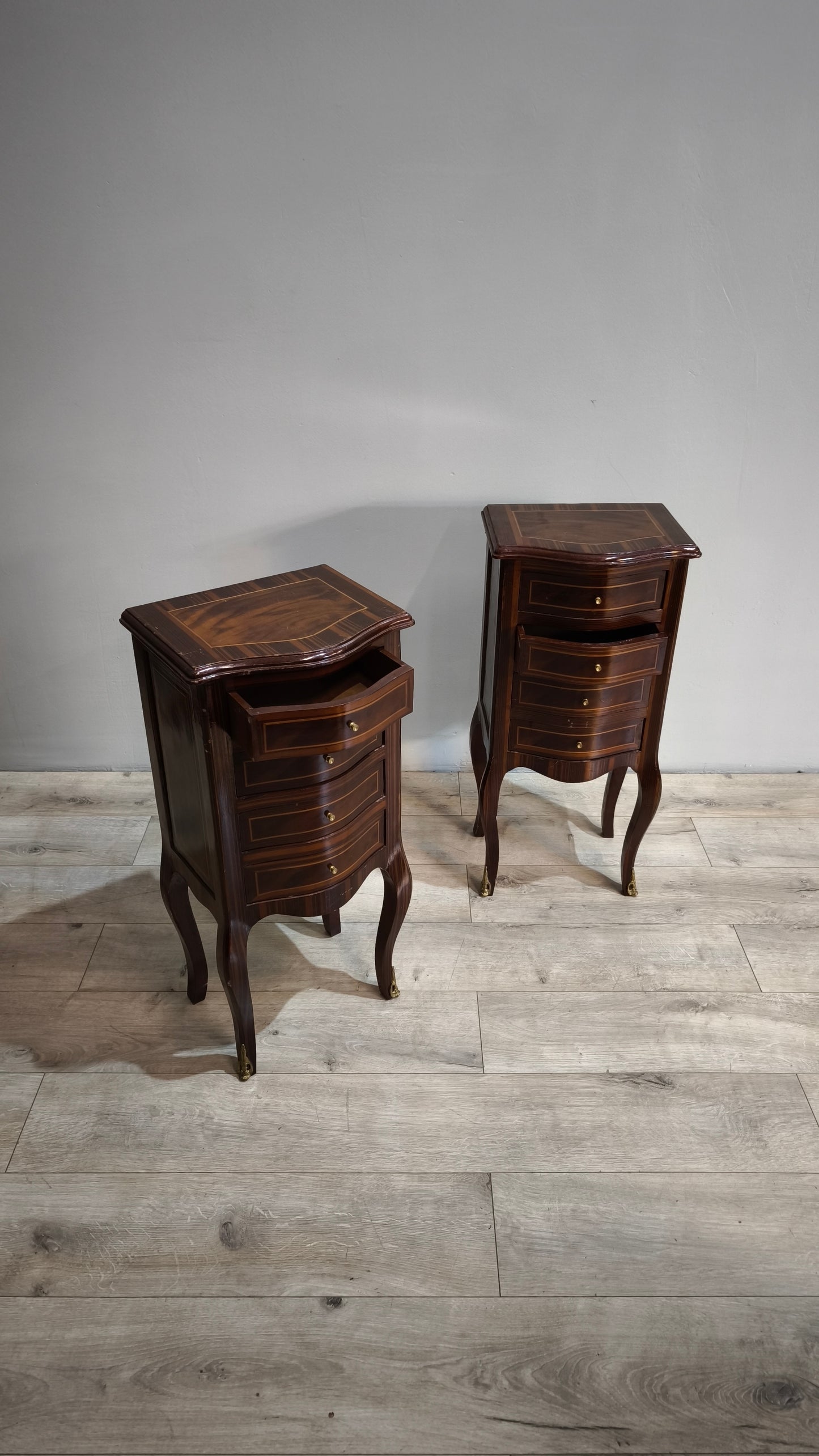 87093 Coppia di comodini con quattro cassetti e gambe a sciabola