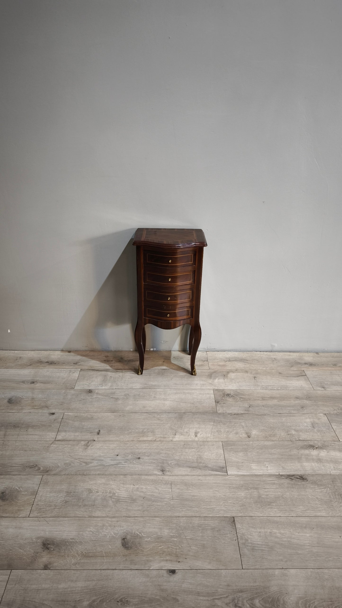 87093 Coppia di comodini con quattro cassetti e gambe a sciabola