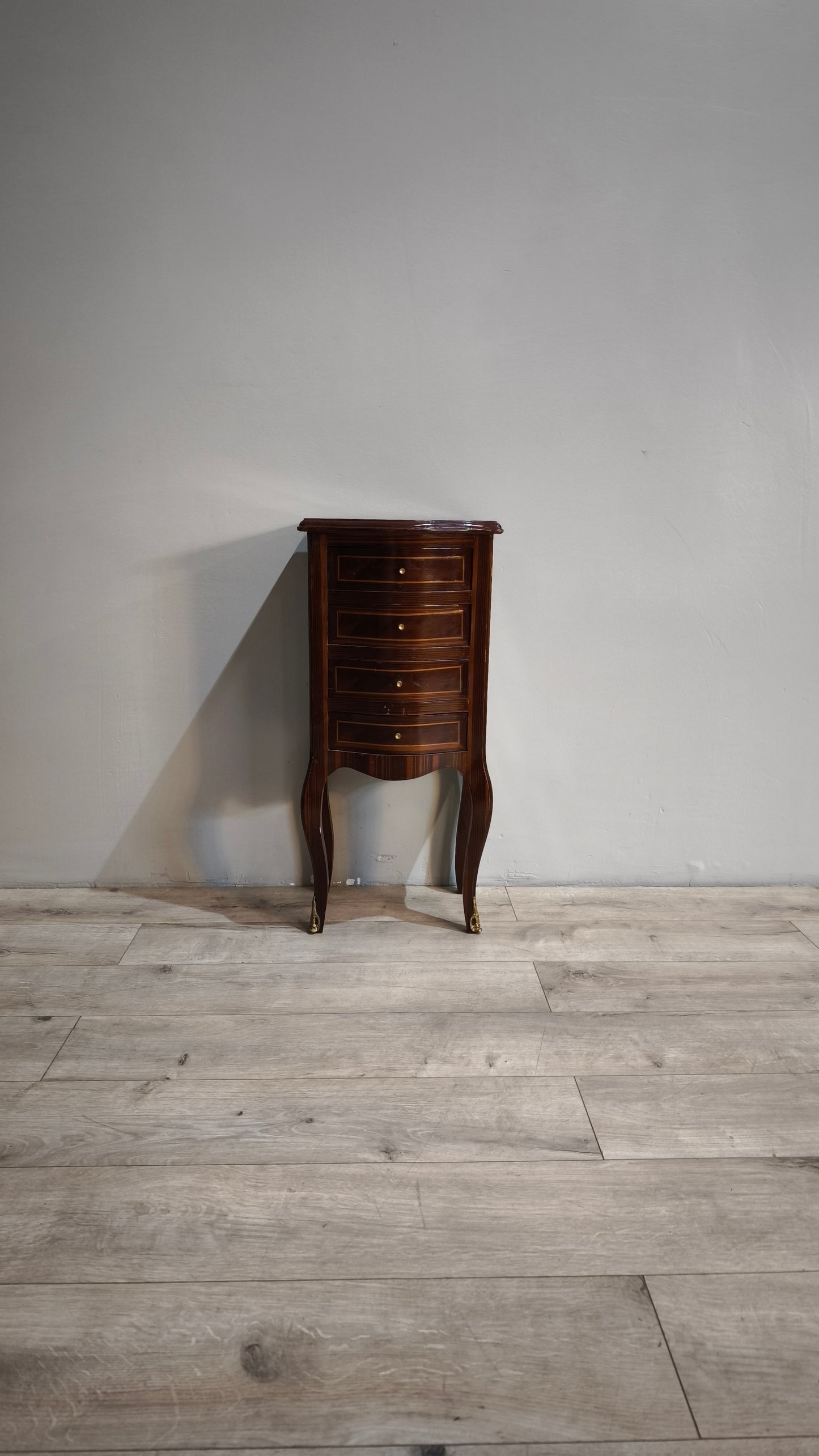 87093 Coppia di comodini con quattro cassetti e gambe a sciabola