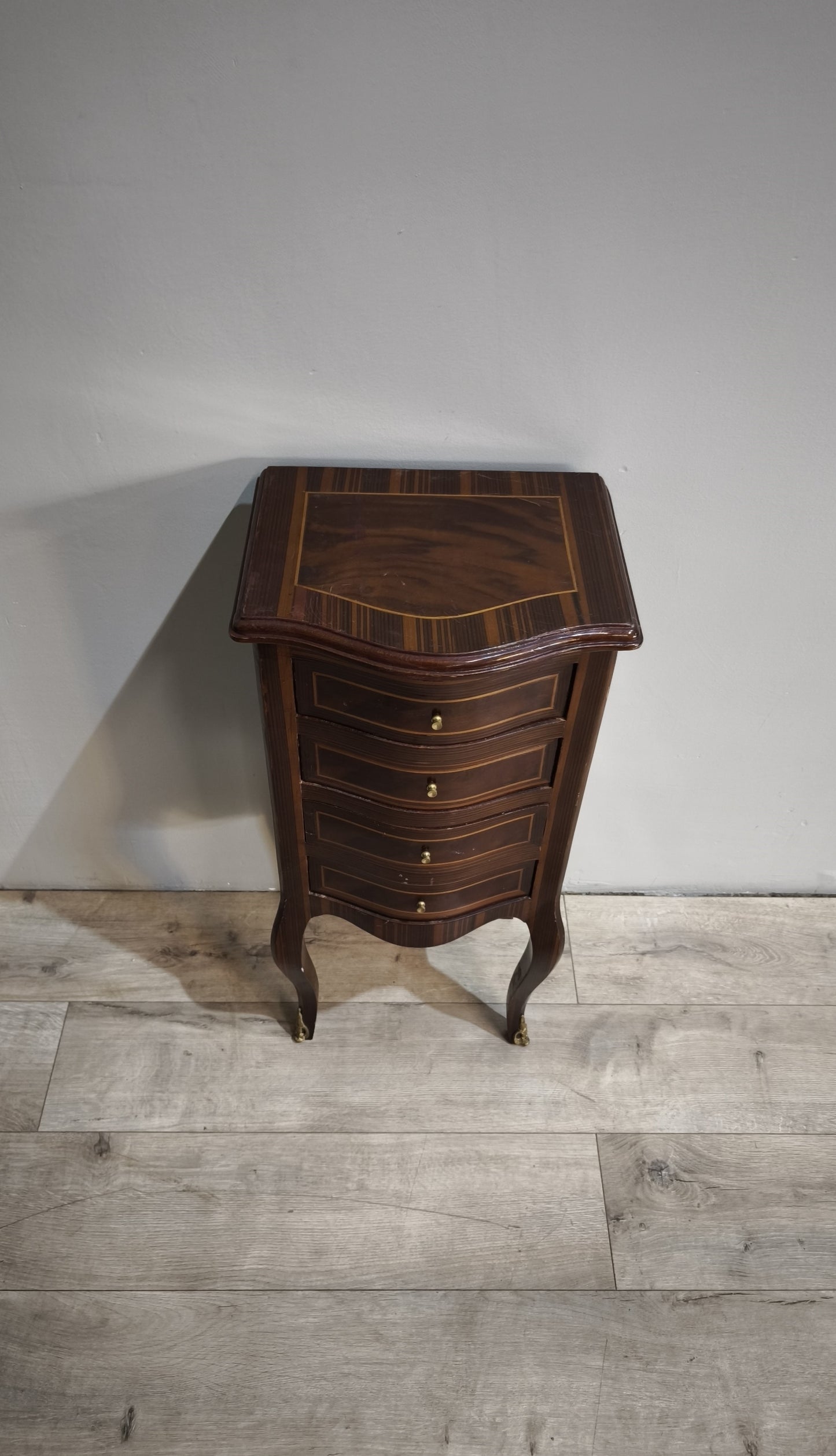 87093 Coppia di comodini con quattro cassetti e gambe a sciabola