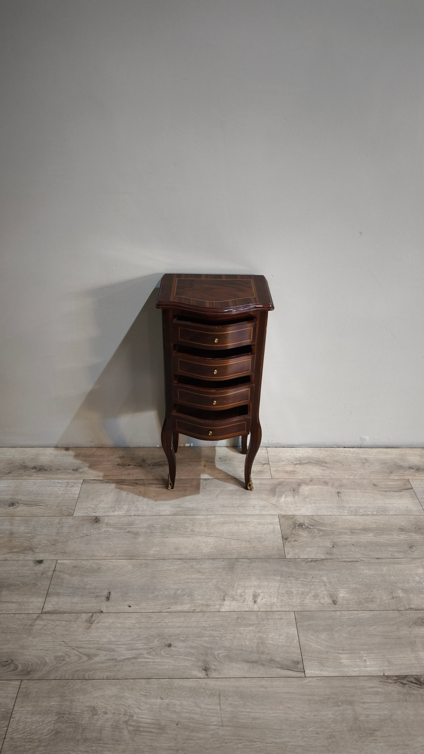 87093 Coppia di comodini con quattro cassetti e gambe a sciabola