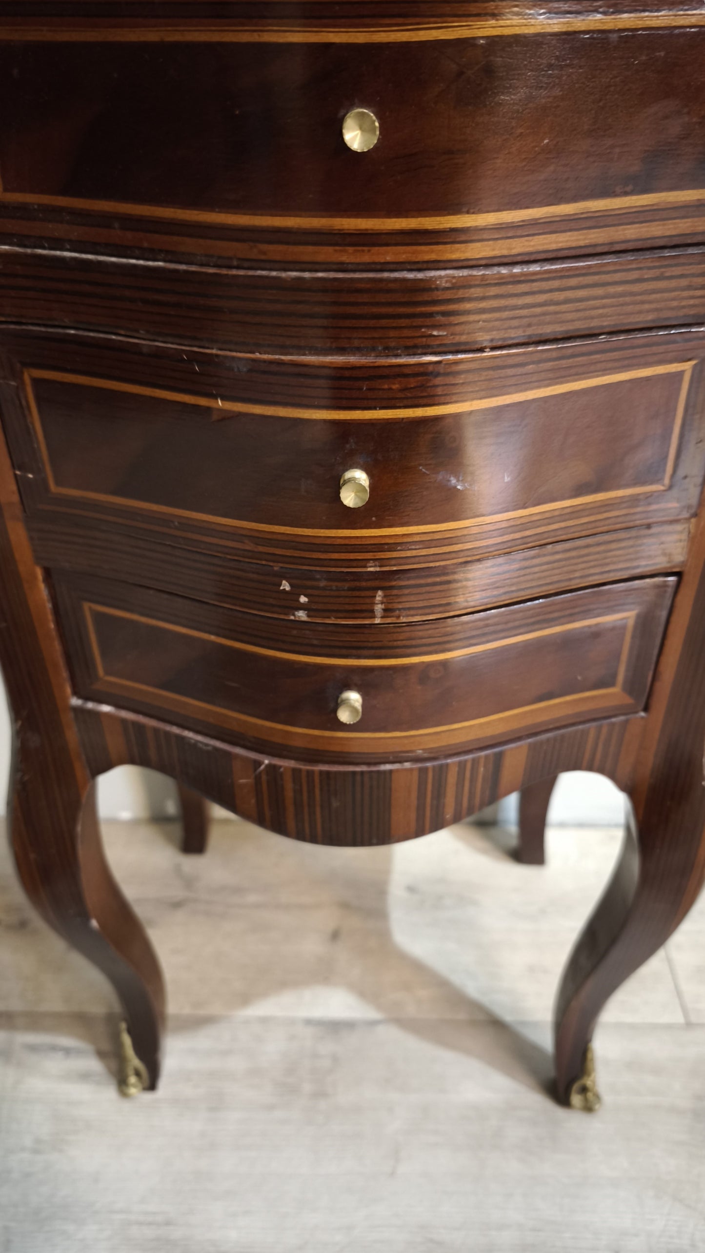 87093 Coppia di comodini con quattro cassetti e gambe a sciabola