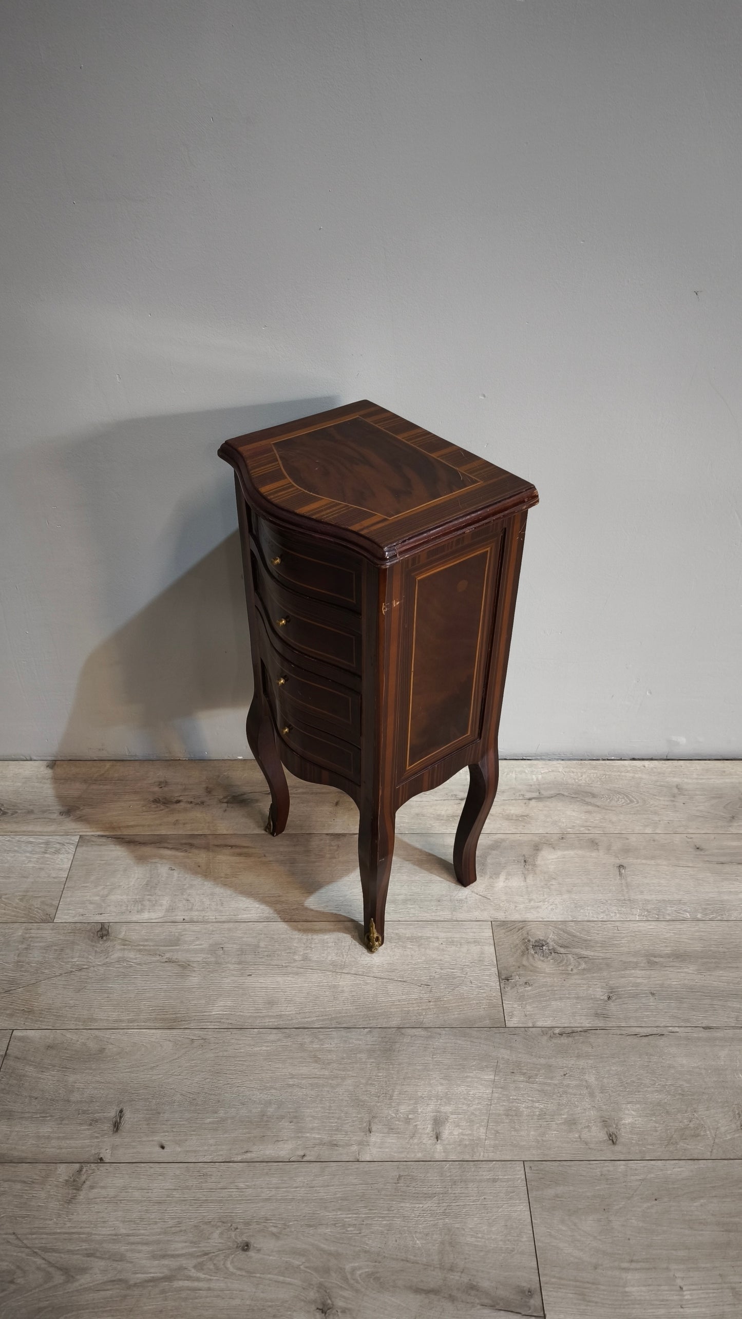 87093 Coppia di comodini con quattro cassetti e gambe a sciabola