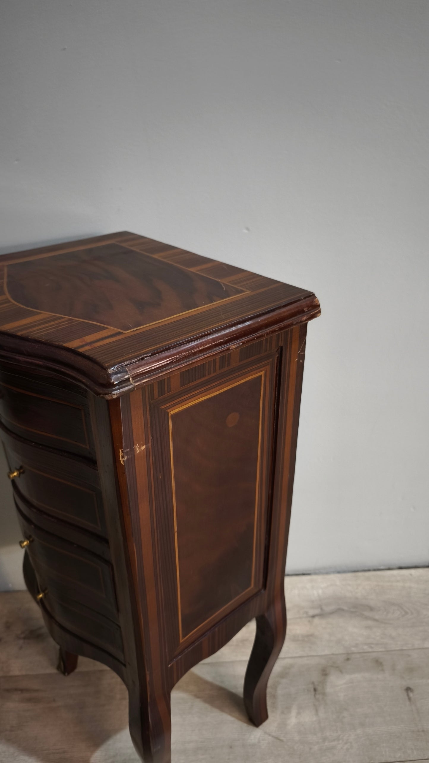 87093 Coppia di comodini con quattro cassetti e gambe a sciabola