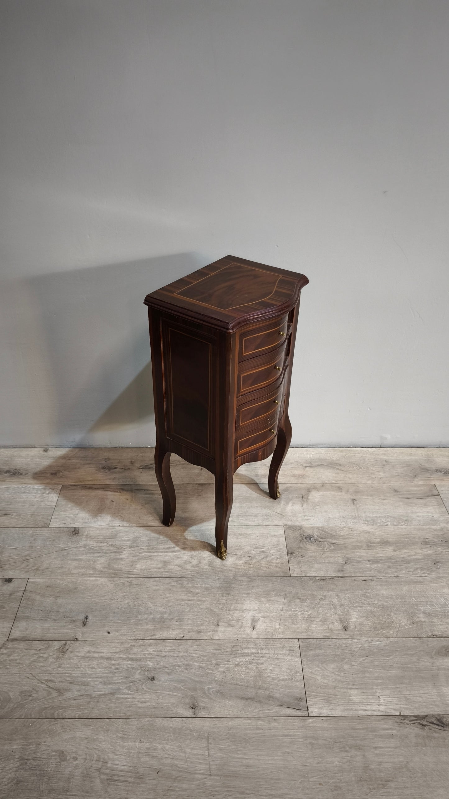 87093 Coppia di comodini con quattro cassetti e gambe a sciabola