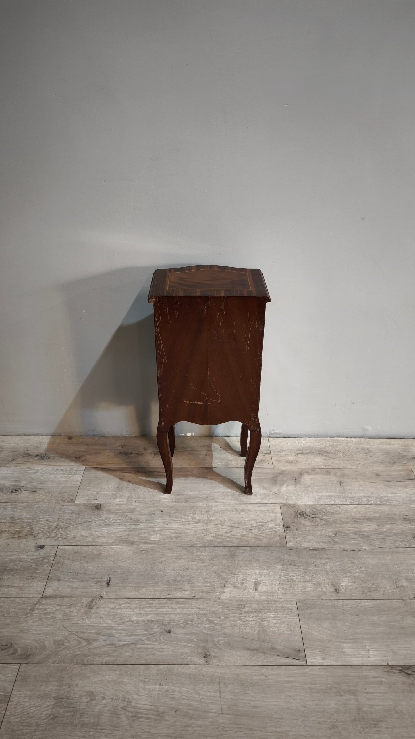 87093 Coppia di comodini con quattro cassetti e gambe a sciabola