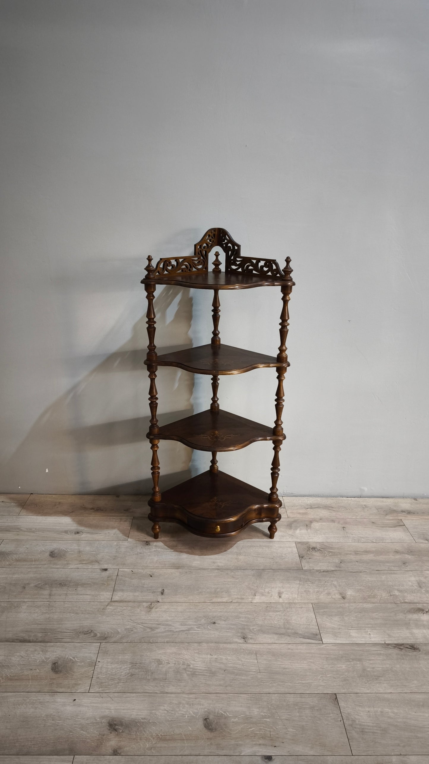 86870 Angoliera in legno con quattro ripiani