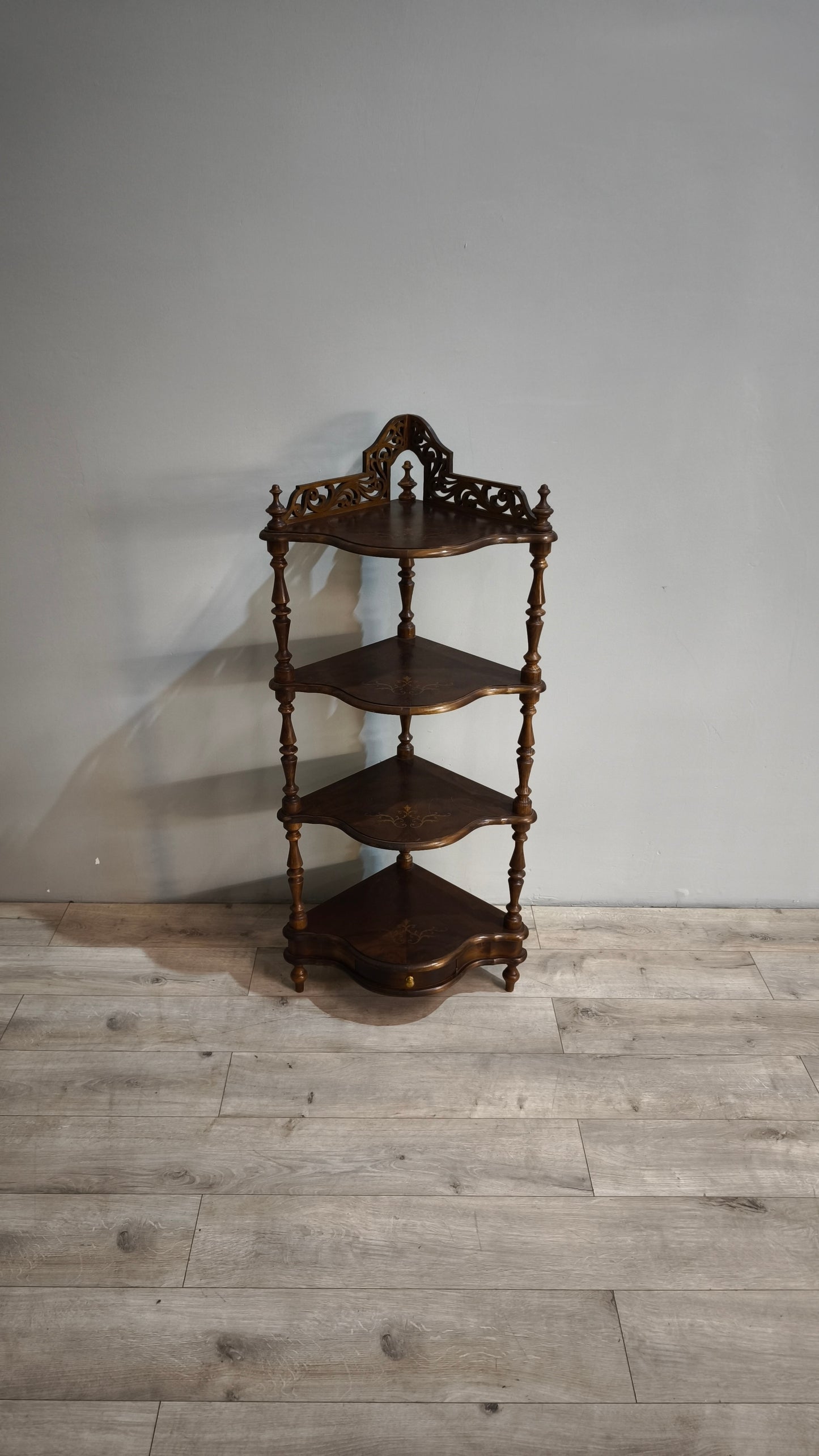 86870 Angoliera in legno con quattro ripiani