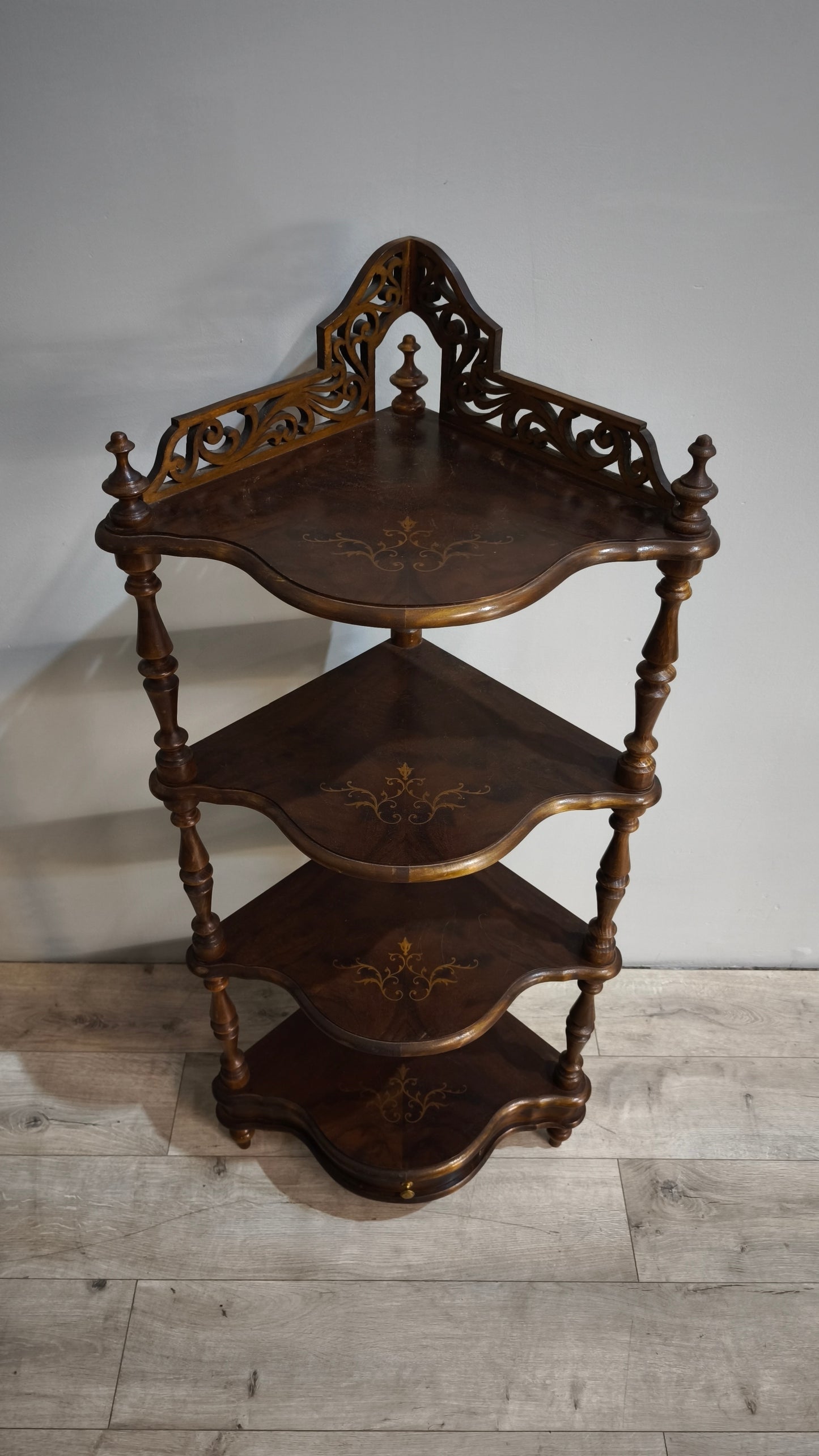 86870 Angoliera in legno con quattro ripiani