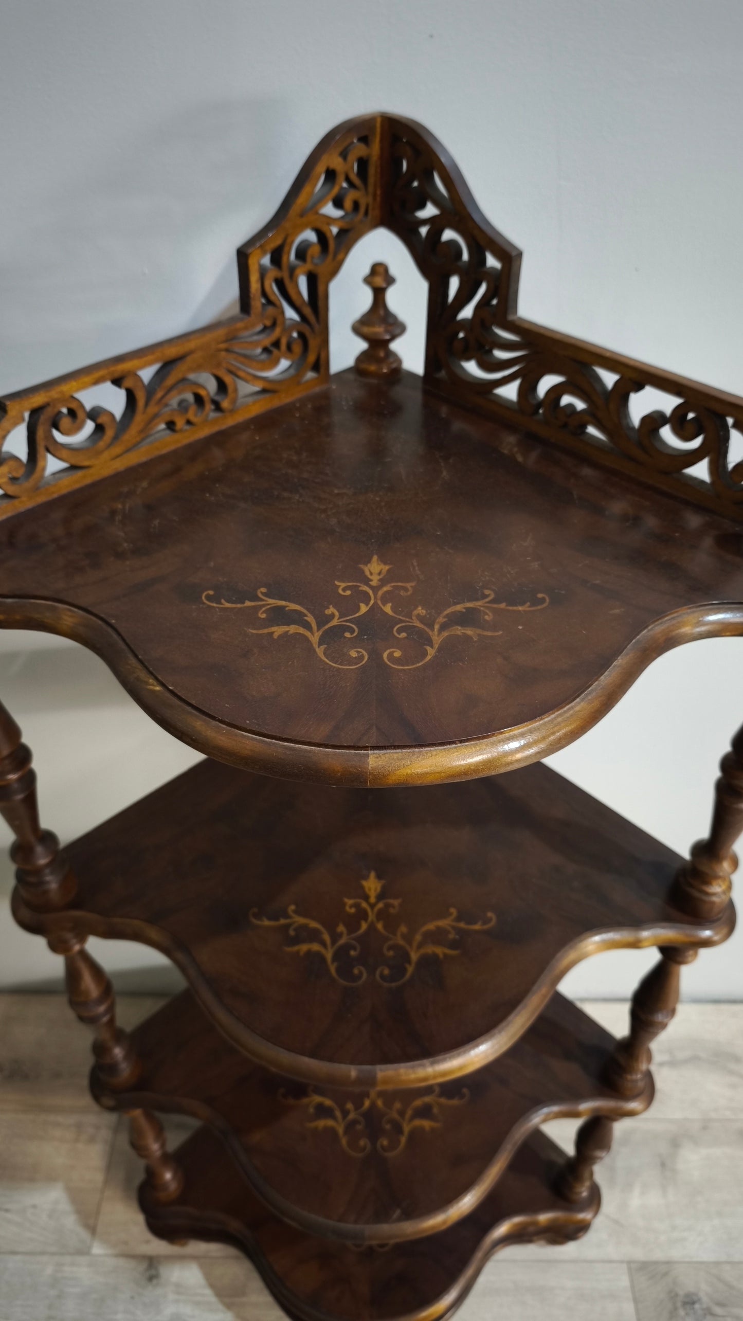 86870 Angoliera in legno con quattro ripiani