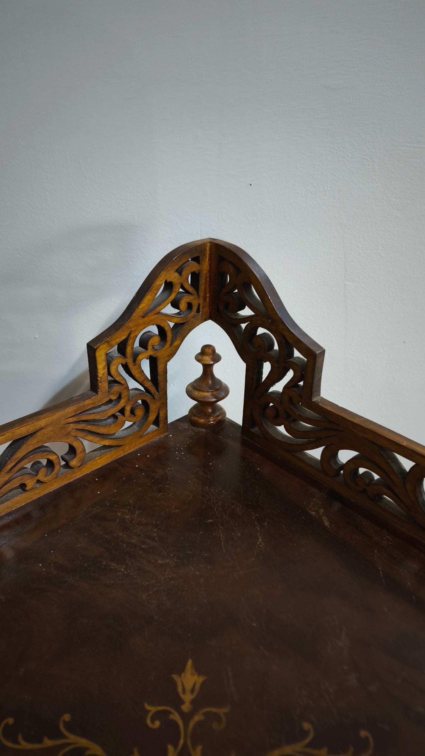 86870 Angoliera in legno con quattro ripiani