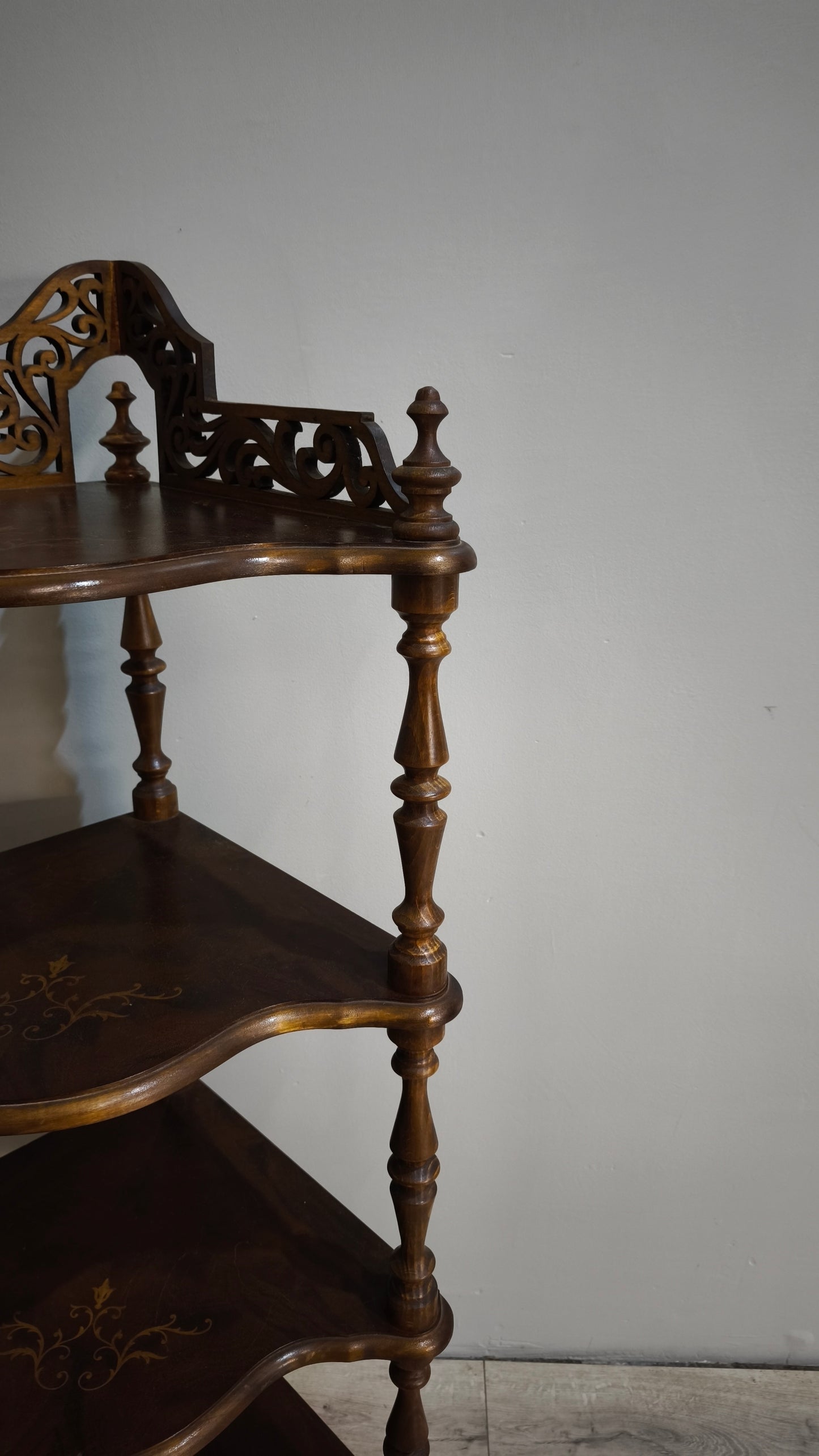 86870 Angoliera in legno con quattro ripiani