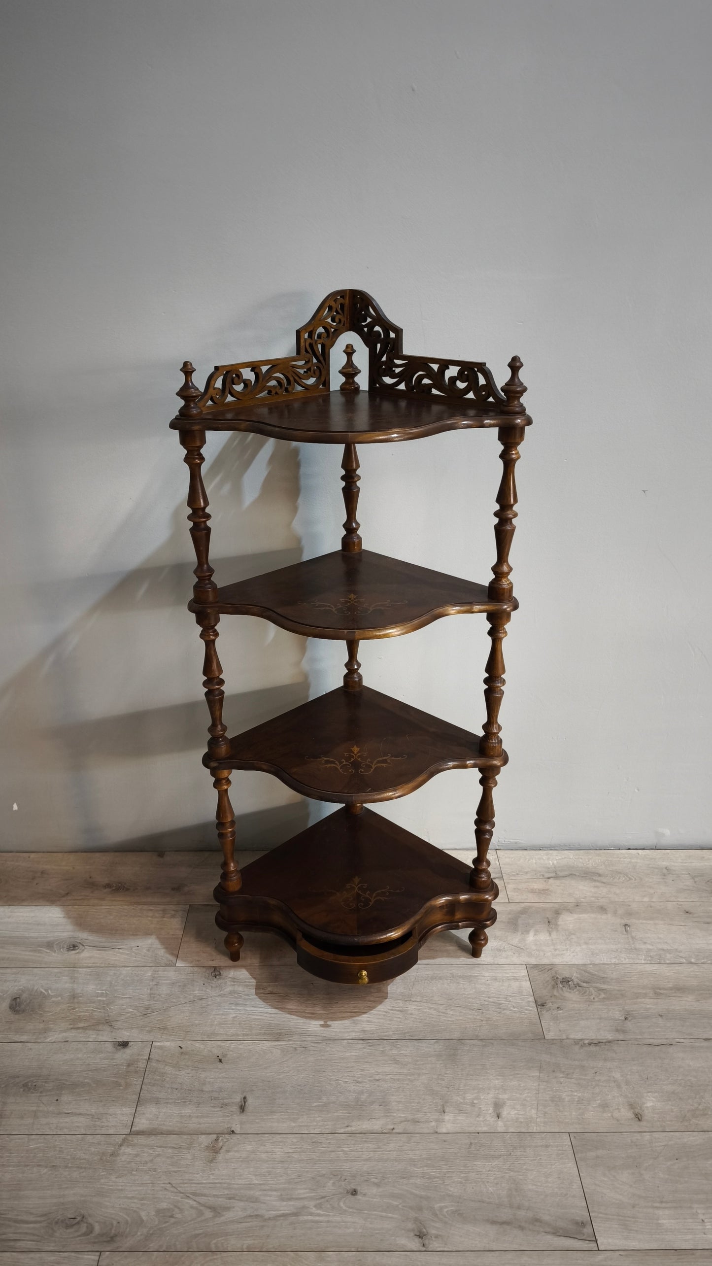 86870 Angoliera in legno con quattro ripiani