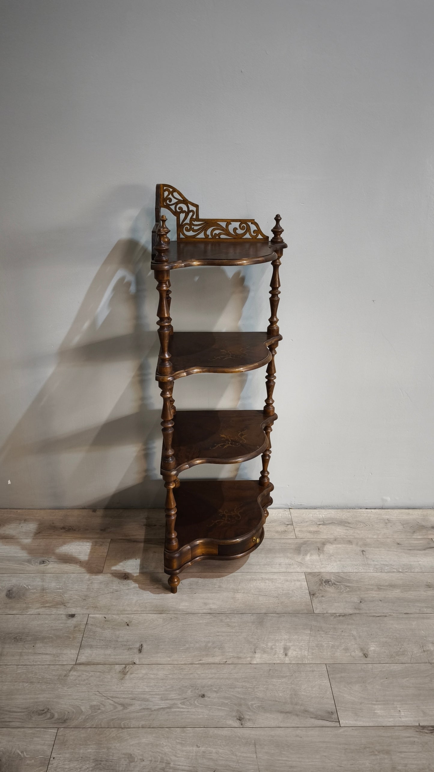 86870 Angoliera in legno con quattro ripiani