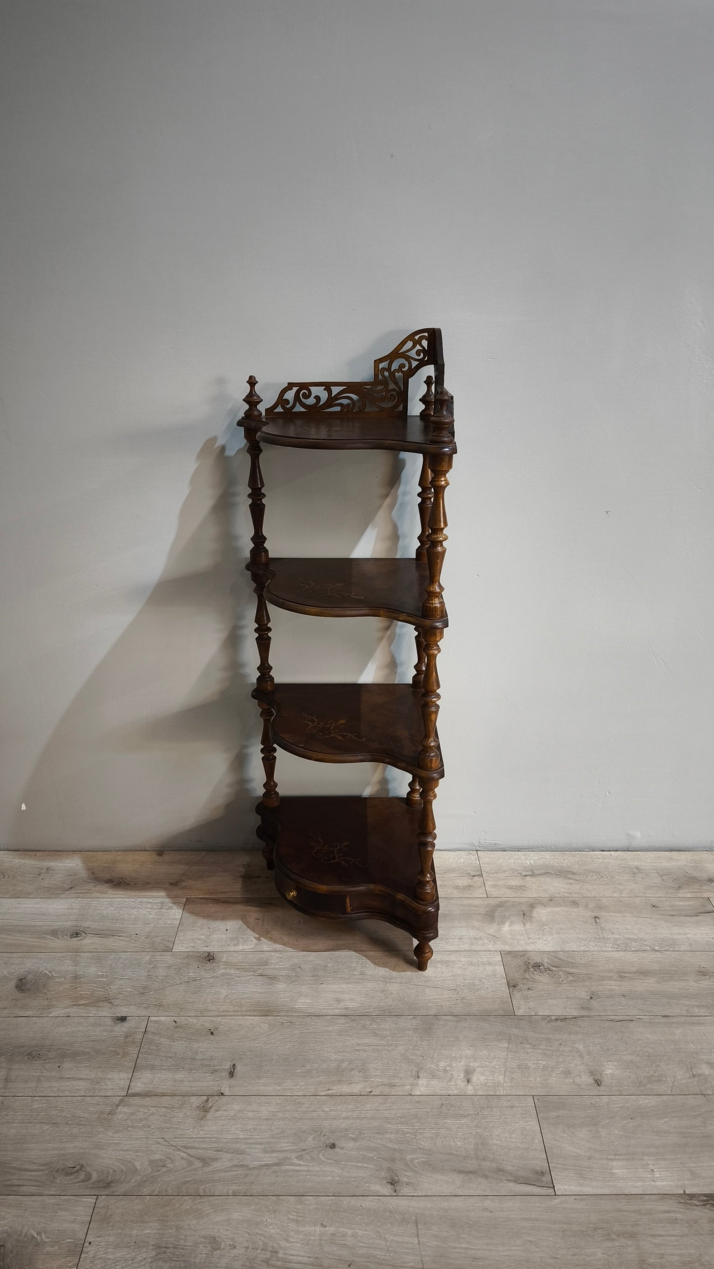 86870 Angoliera in legno con quattro ripiani