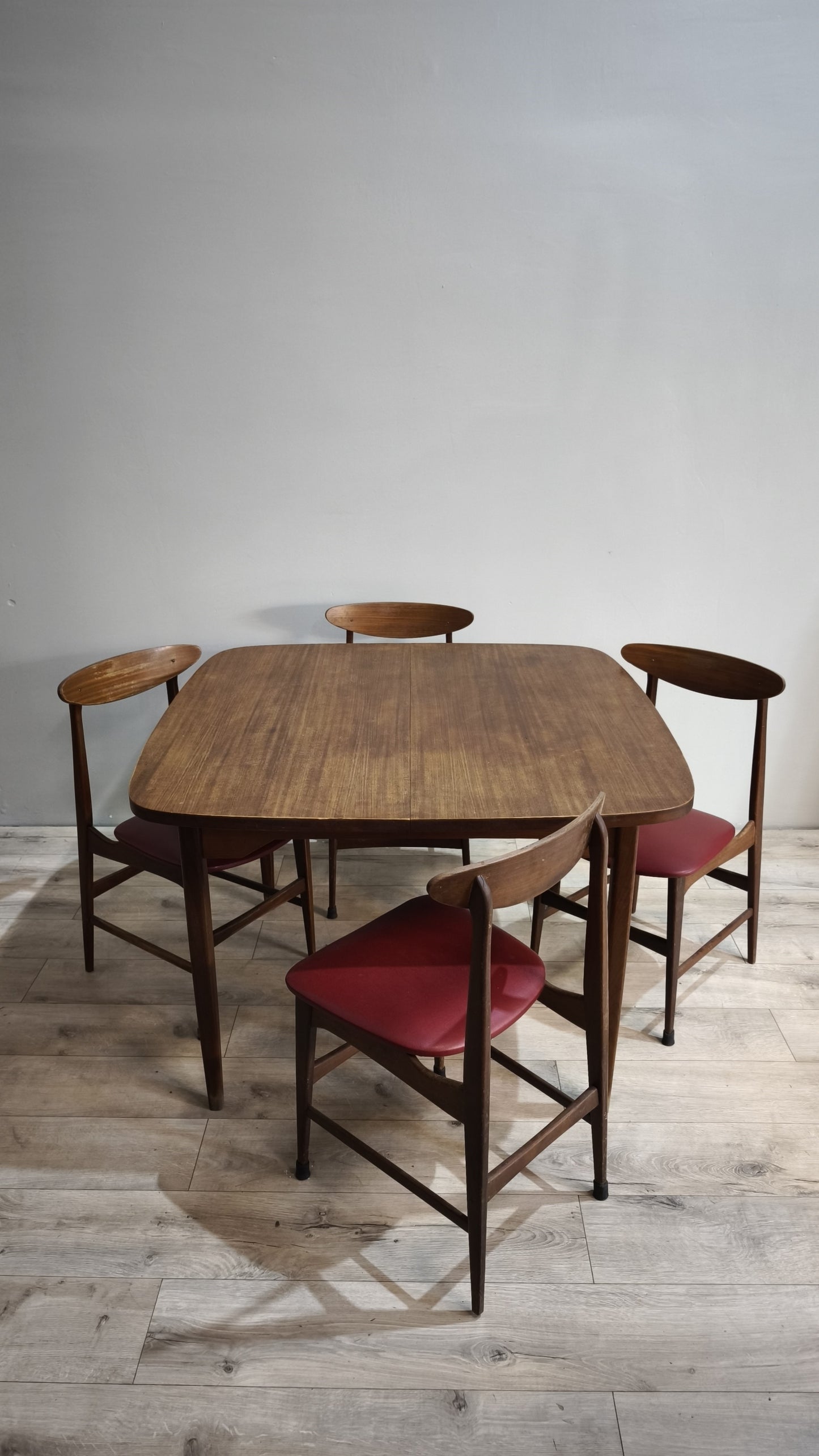 87434 Tavolo allungabile in legno di teak + 4 sedie con seduta rossa anni '60