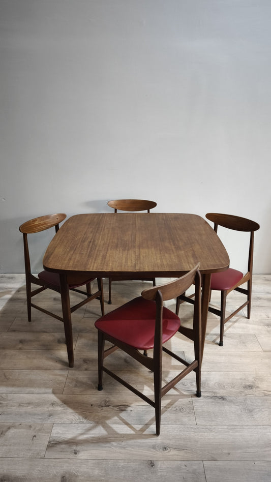 87434 Tavolo allungabile in legno di teak + 4 sedie con seduta rossa anni '60