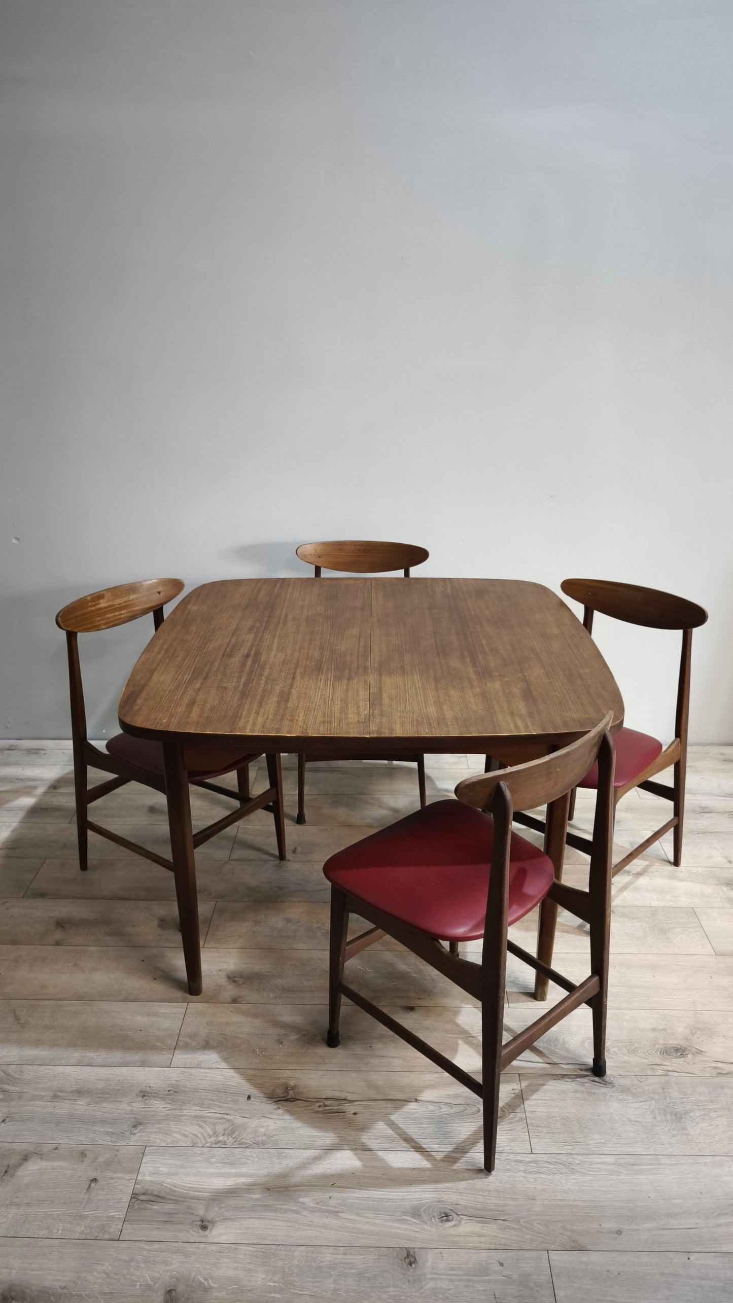 87434 Tavolo allungabile in legno di teak + 4 sedie con seduta rossa anni '60