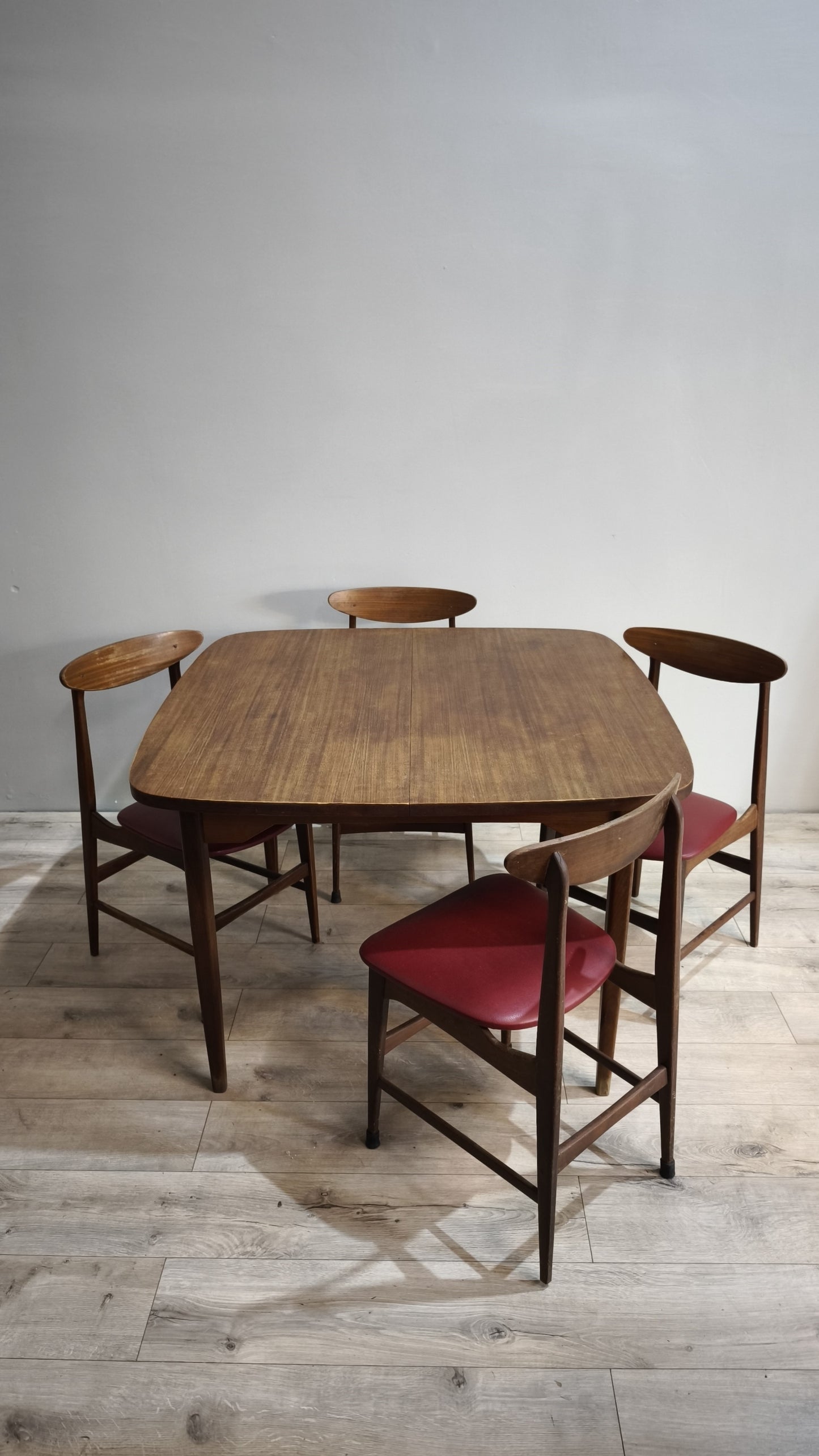 87434 Tavolo allungabile in legno di teak + 4 sedie con seduta rossa anni '60