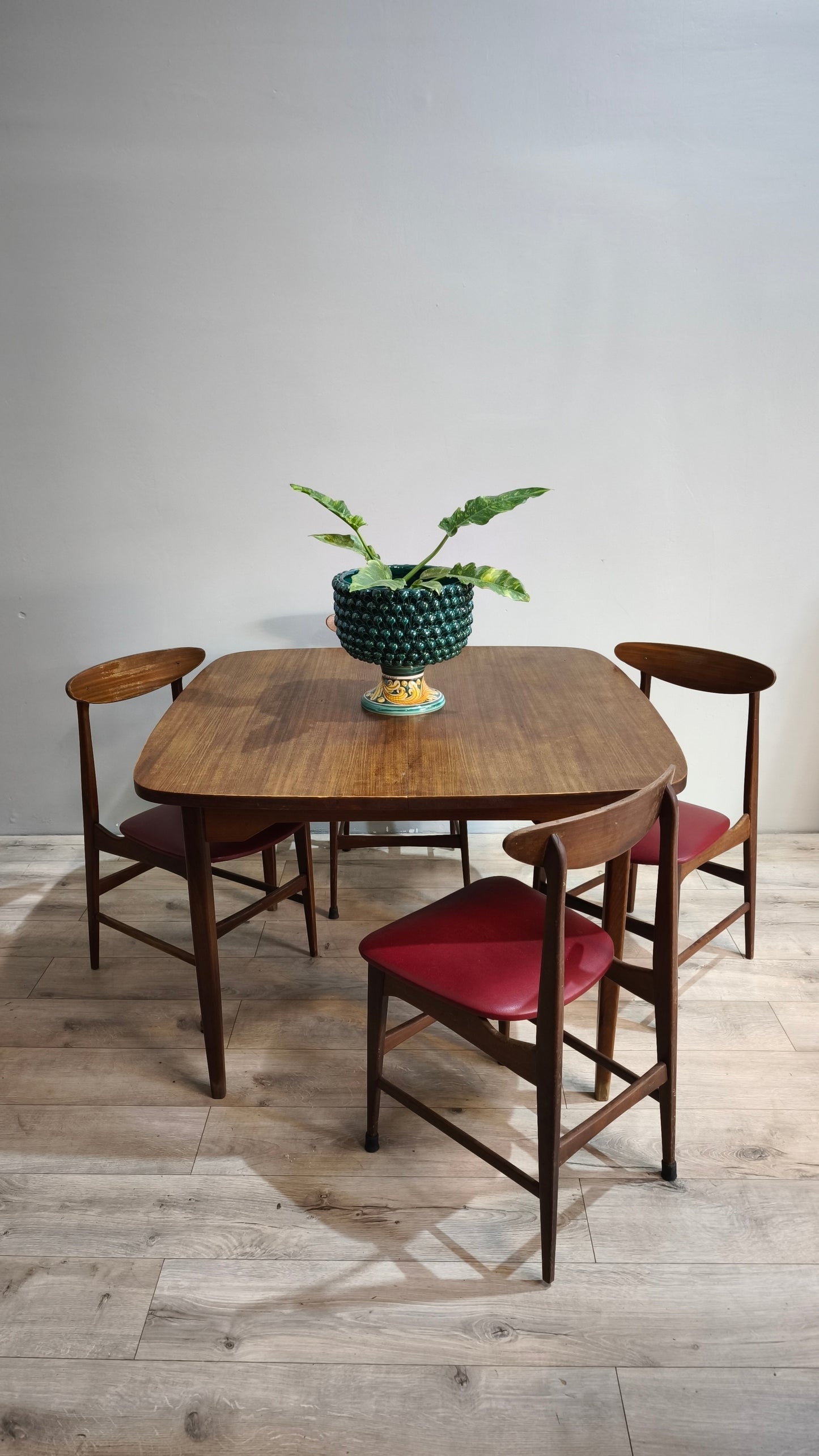 87434 Tavolo allungabile in legno di teak + 4 sedie con seduta rossa anni '60